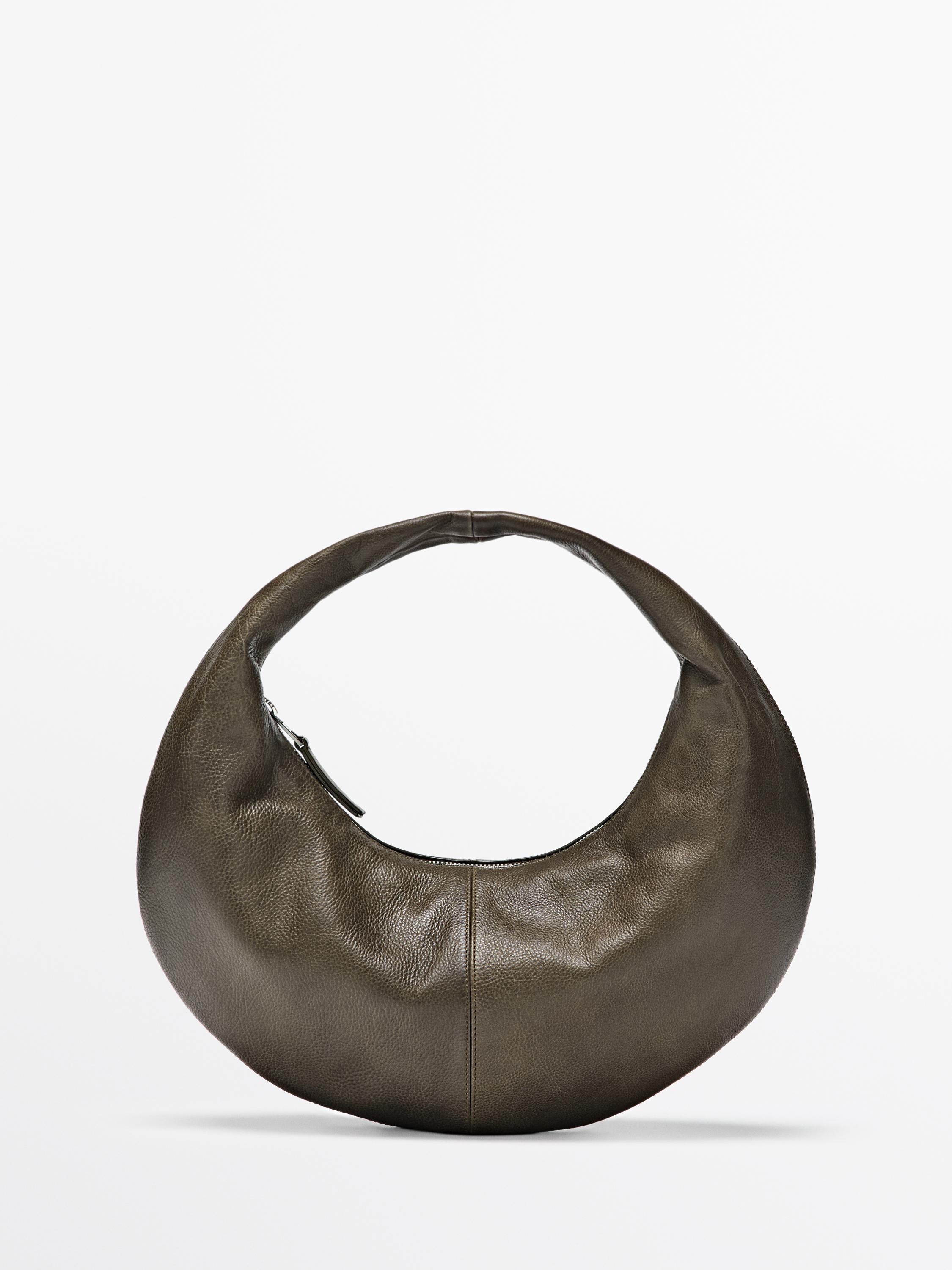 Vorderansicht einer khakifarbenen Handtasche in Halbmondform mit Reißverschluss oben.