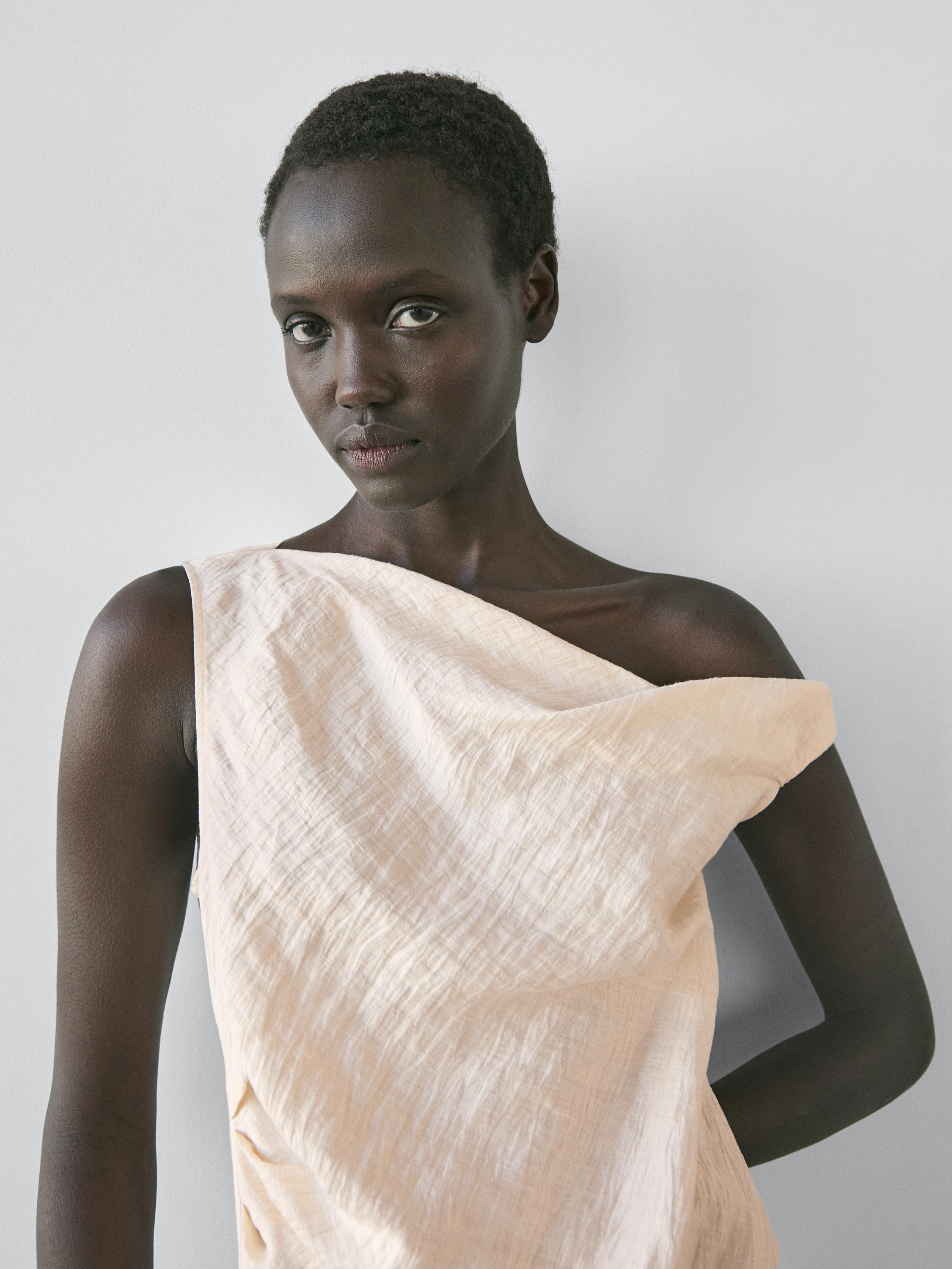 Asymmetric top with knot detail