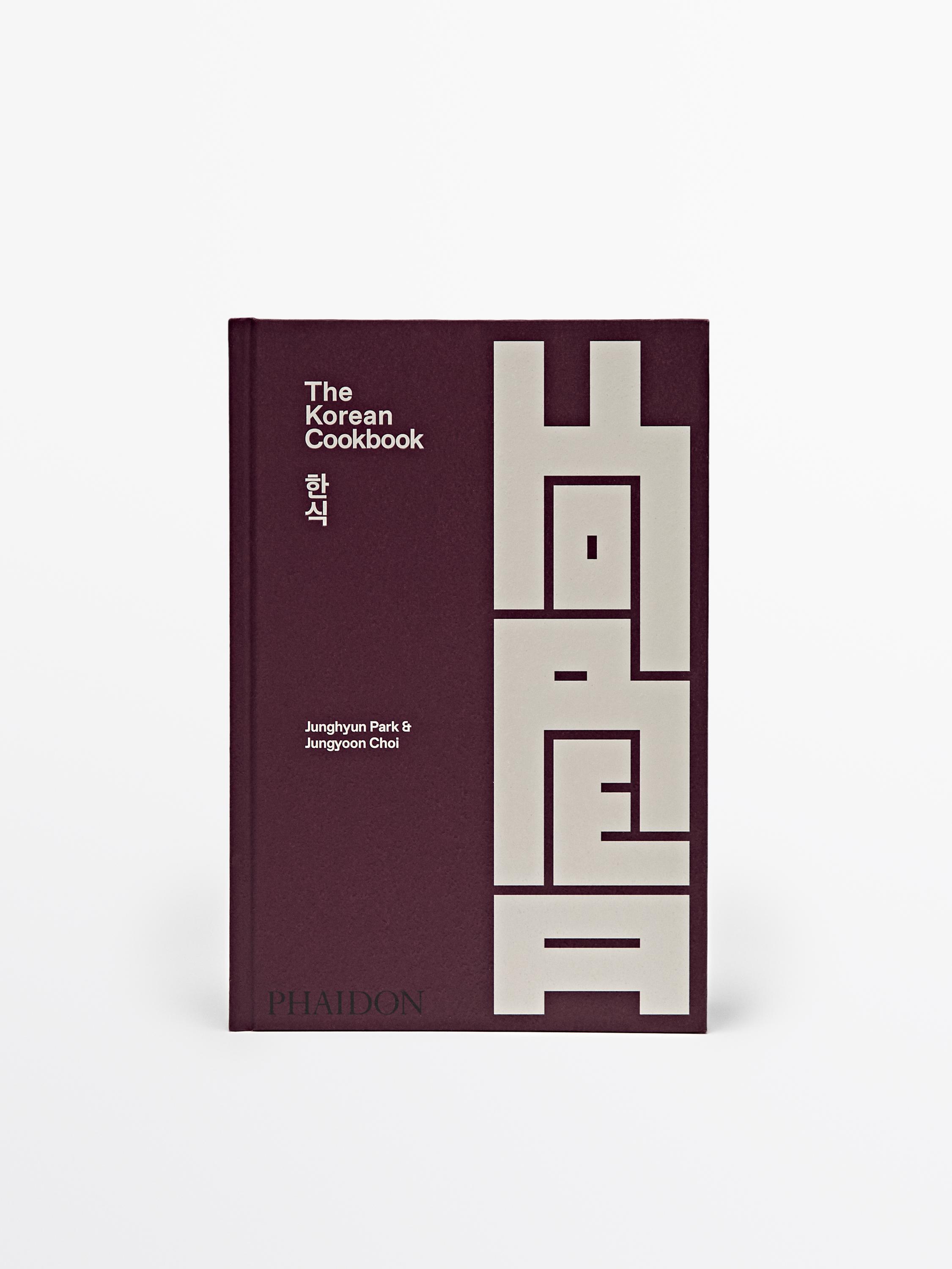 Vista frontale del libro "The Korean Cookbook" con design geometrico in copertina.