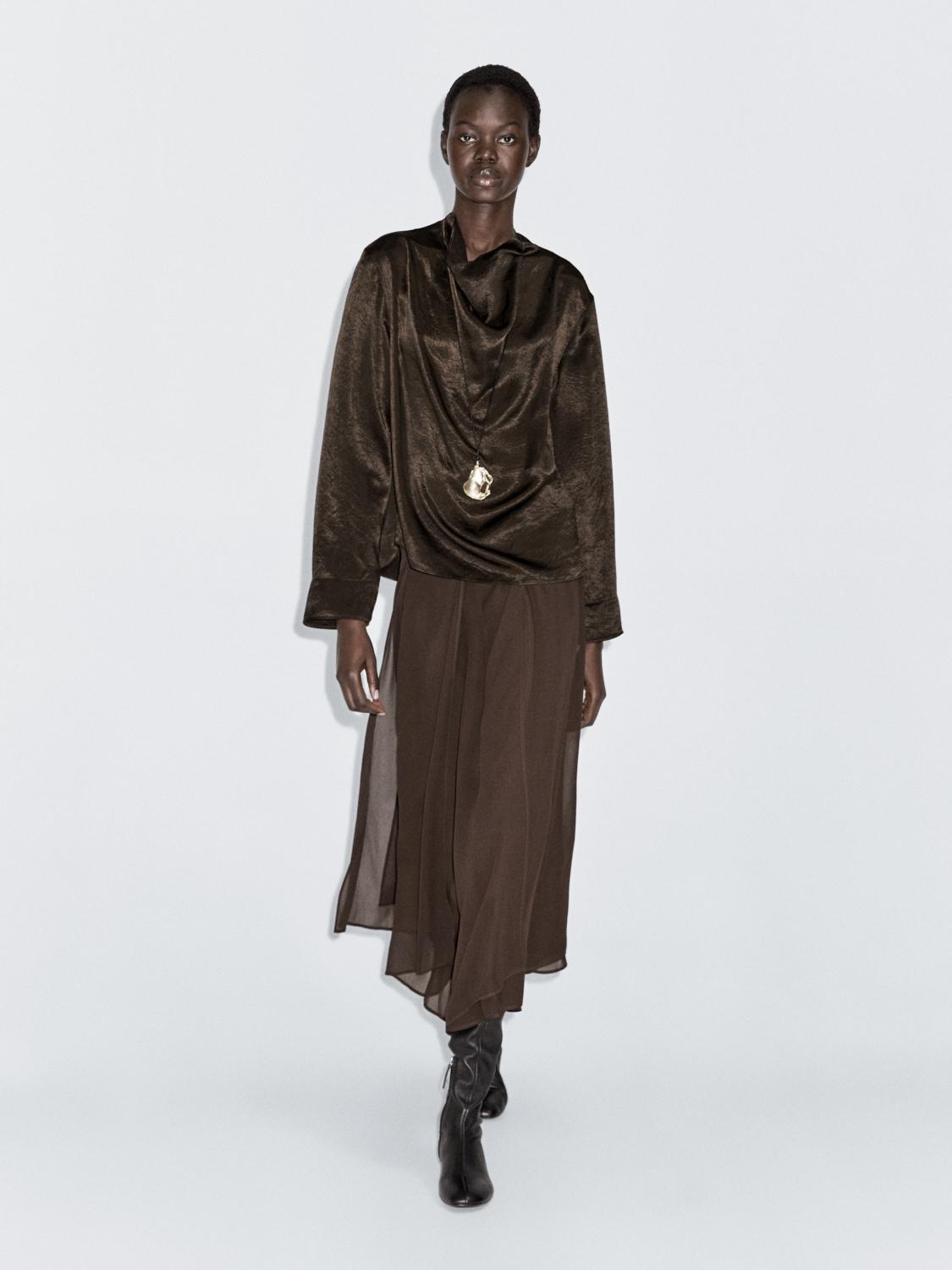 Blusa fluida com gola drapeada