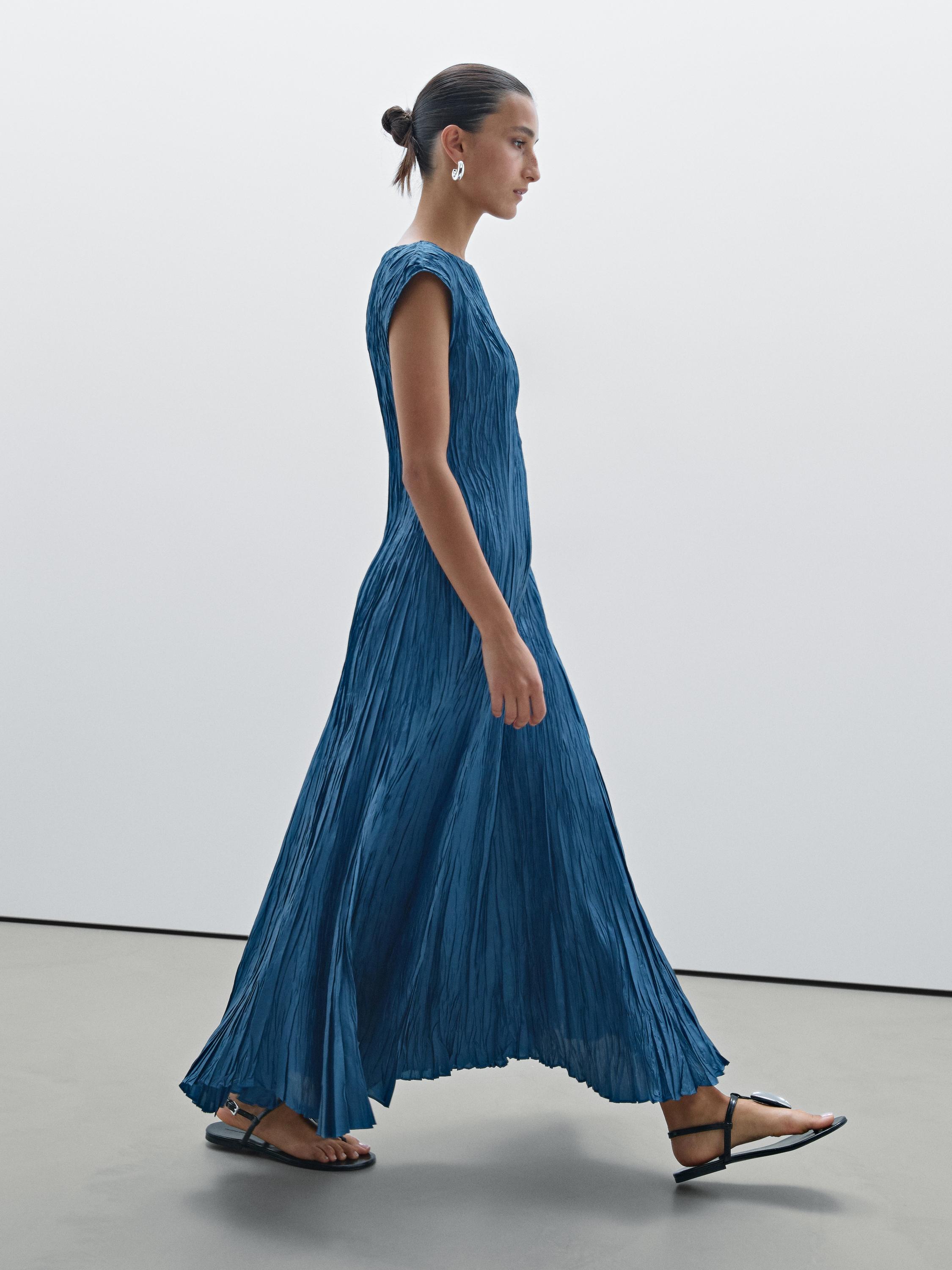 Pleated raglan sleeve midi dress