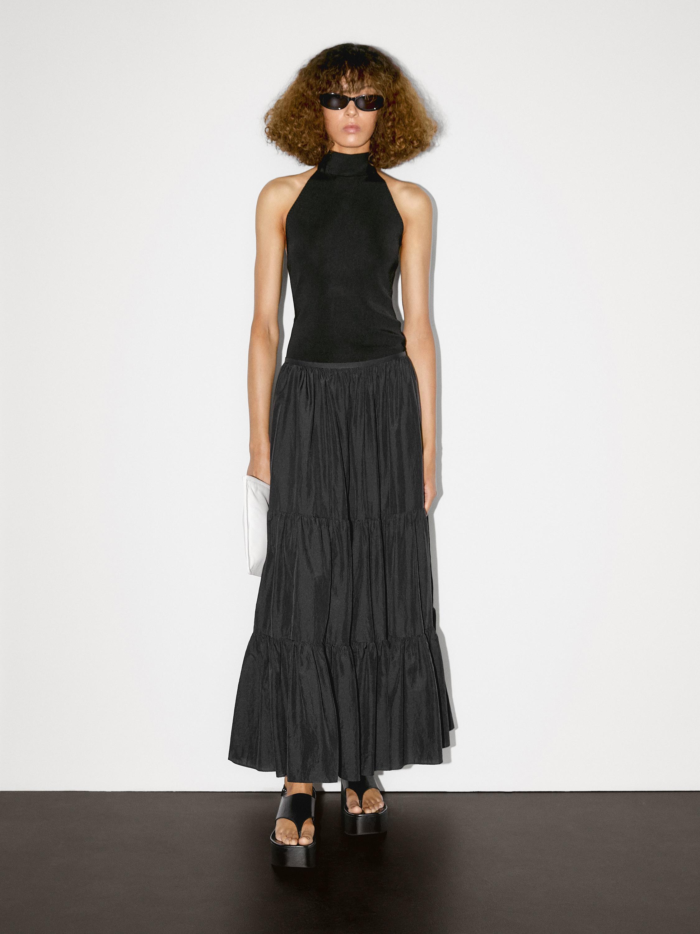 Áo cổ yếm có chi tiết buộc cổ