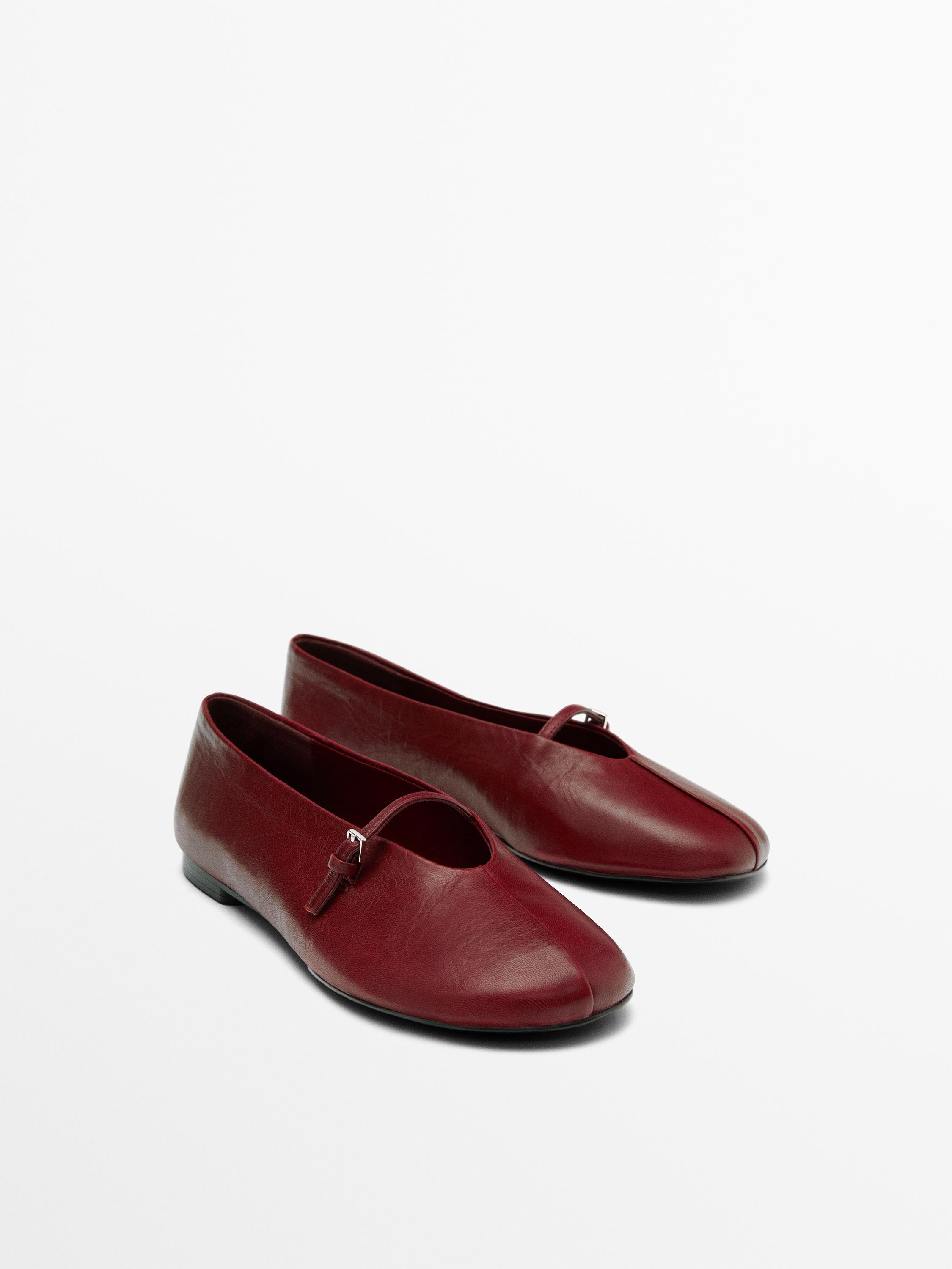 Μπροστινή όψη από κόκκινες μπαλαρίνες με πλαϊνή αγκράφα και στρογγυλή μύτη.