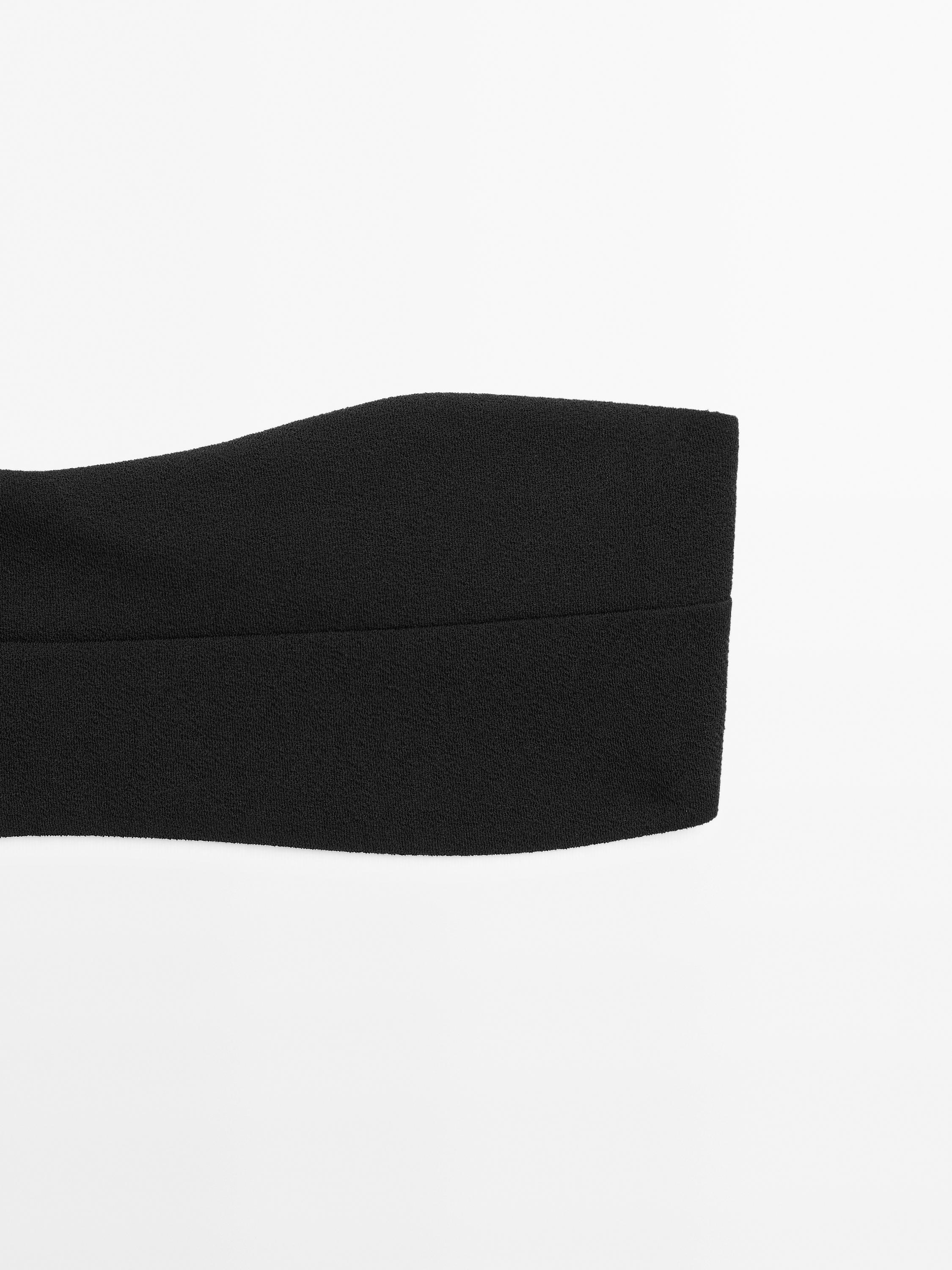 Détail du haut d'un top noir