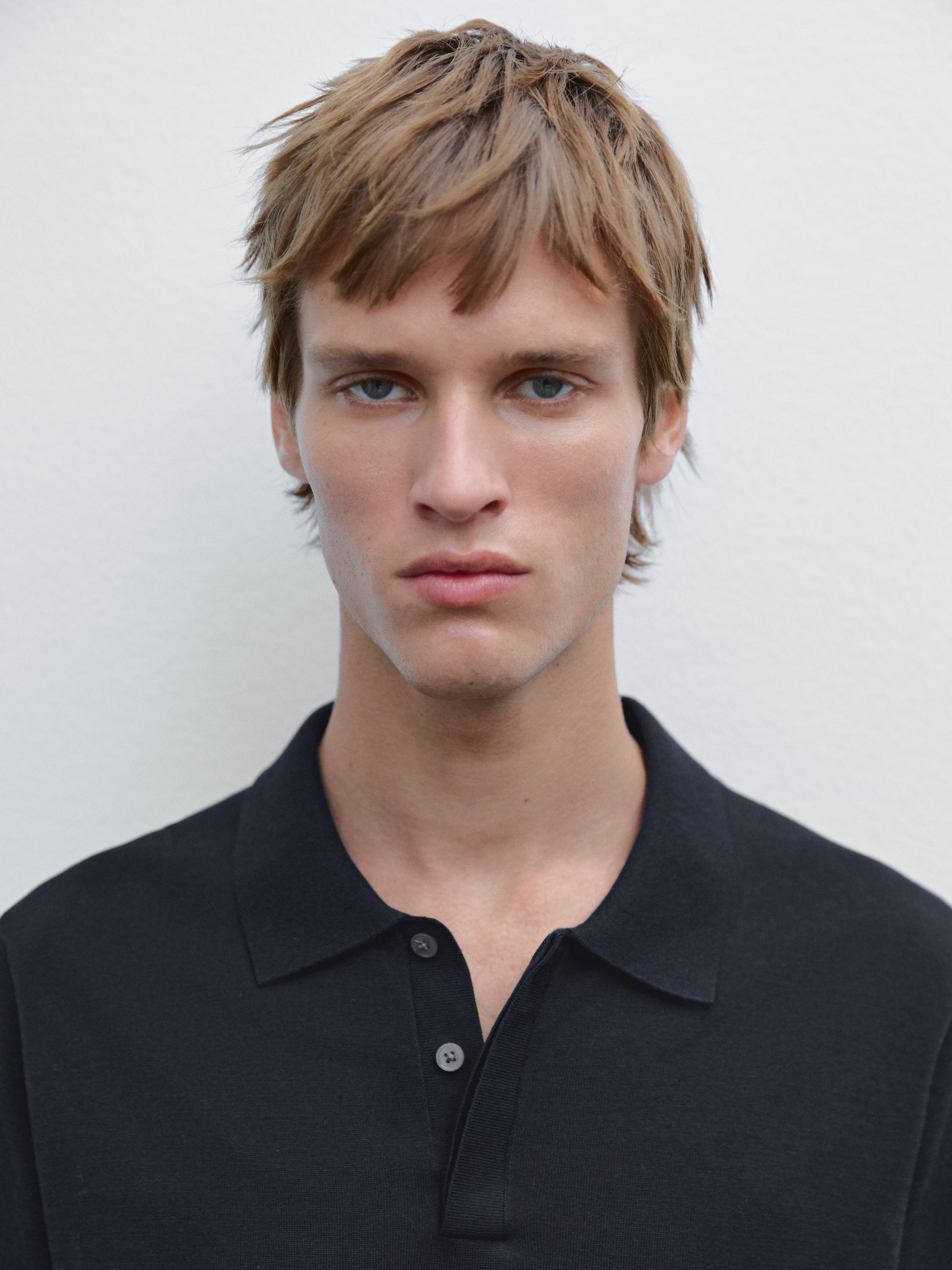 Gros plan d'un polo noir avec col et boutons visibles