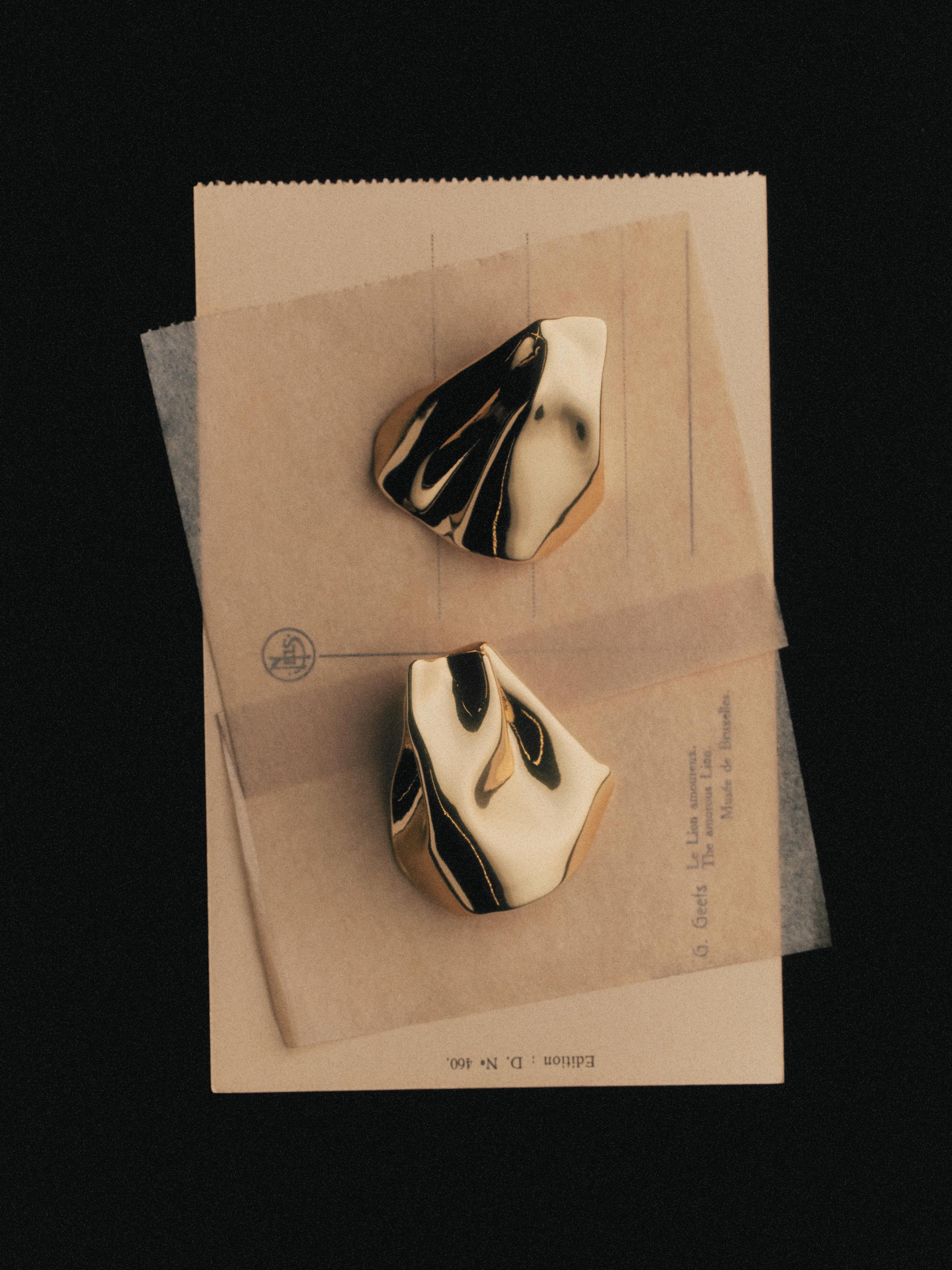 Medium-sized earrings with pleats