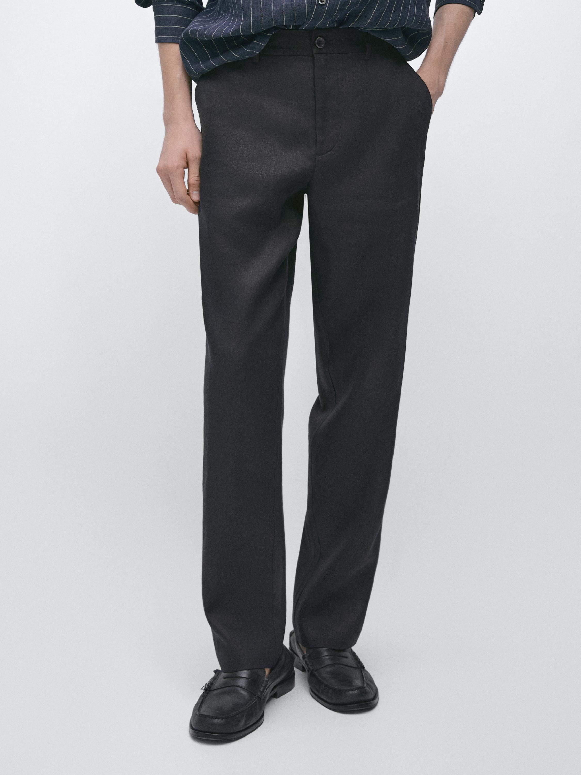 Conjunt de pantaló blau marí tapered fit amb butxaques laterals i tancament de botó.