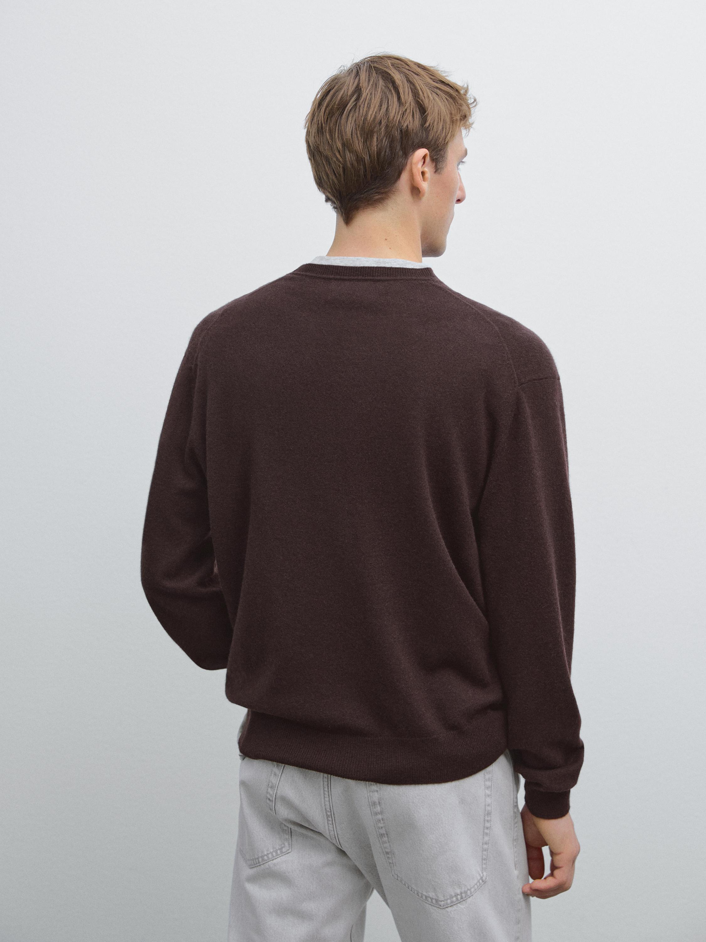 Cashmere knit sweater with a crew neck