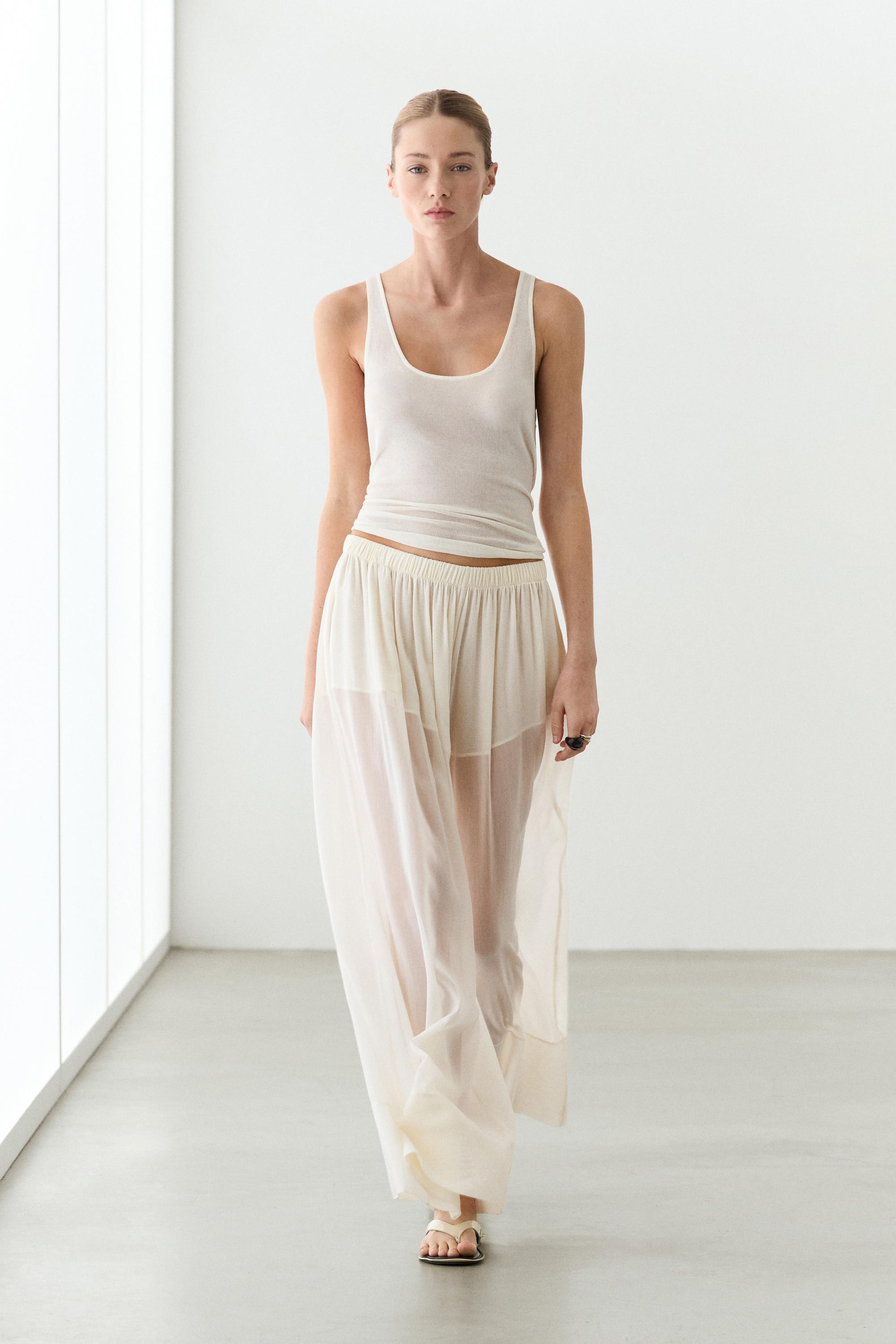 Weite, fließende, halbtransparente Hose