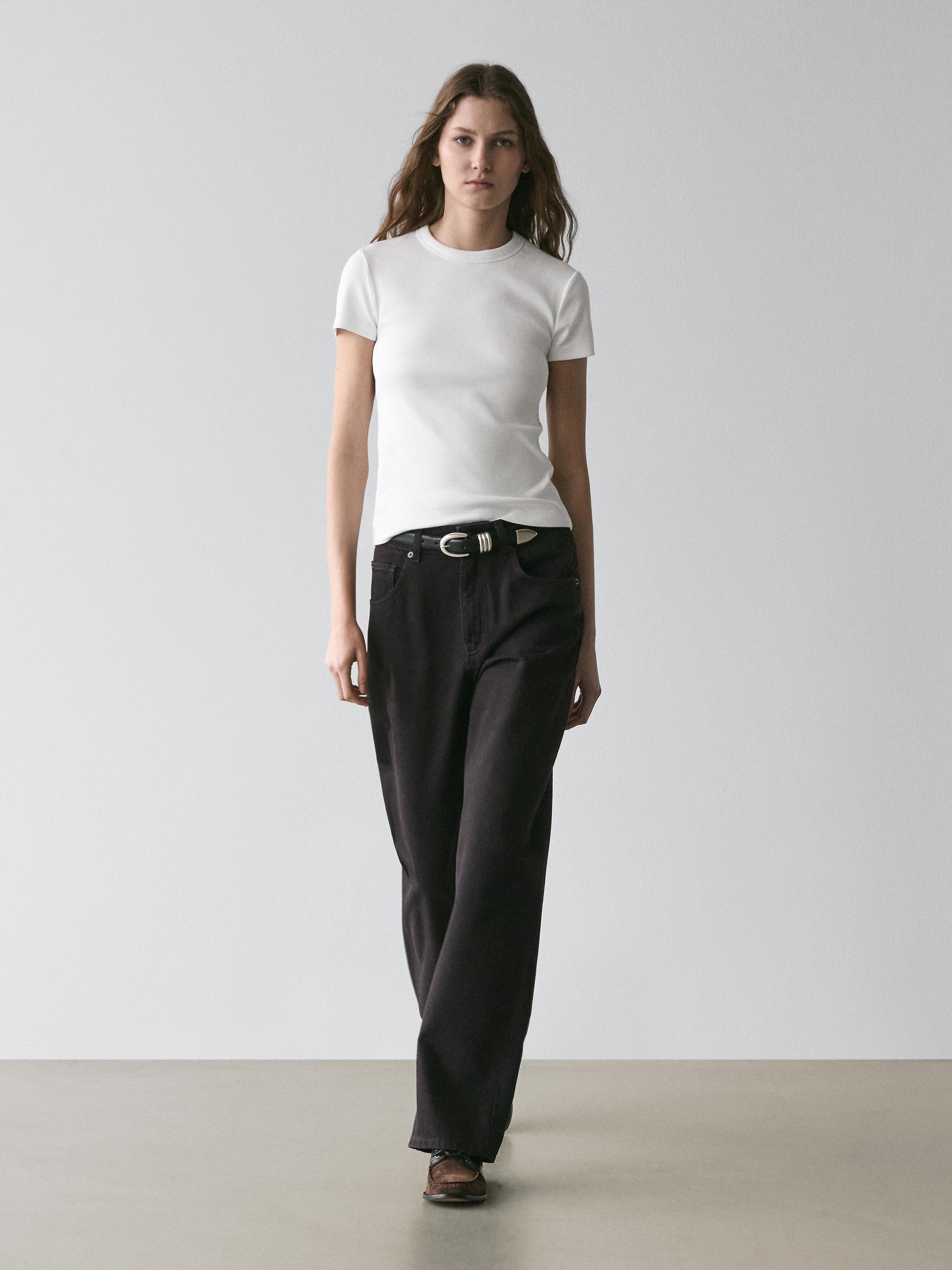 Set aus weißem Kurzarm-T-Shirt und schwarzer Hose im Regular Fit mit schwarzem Gürtel.