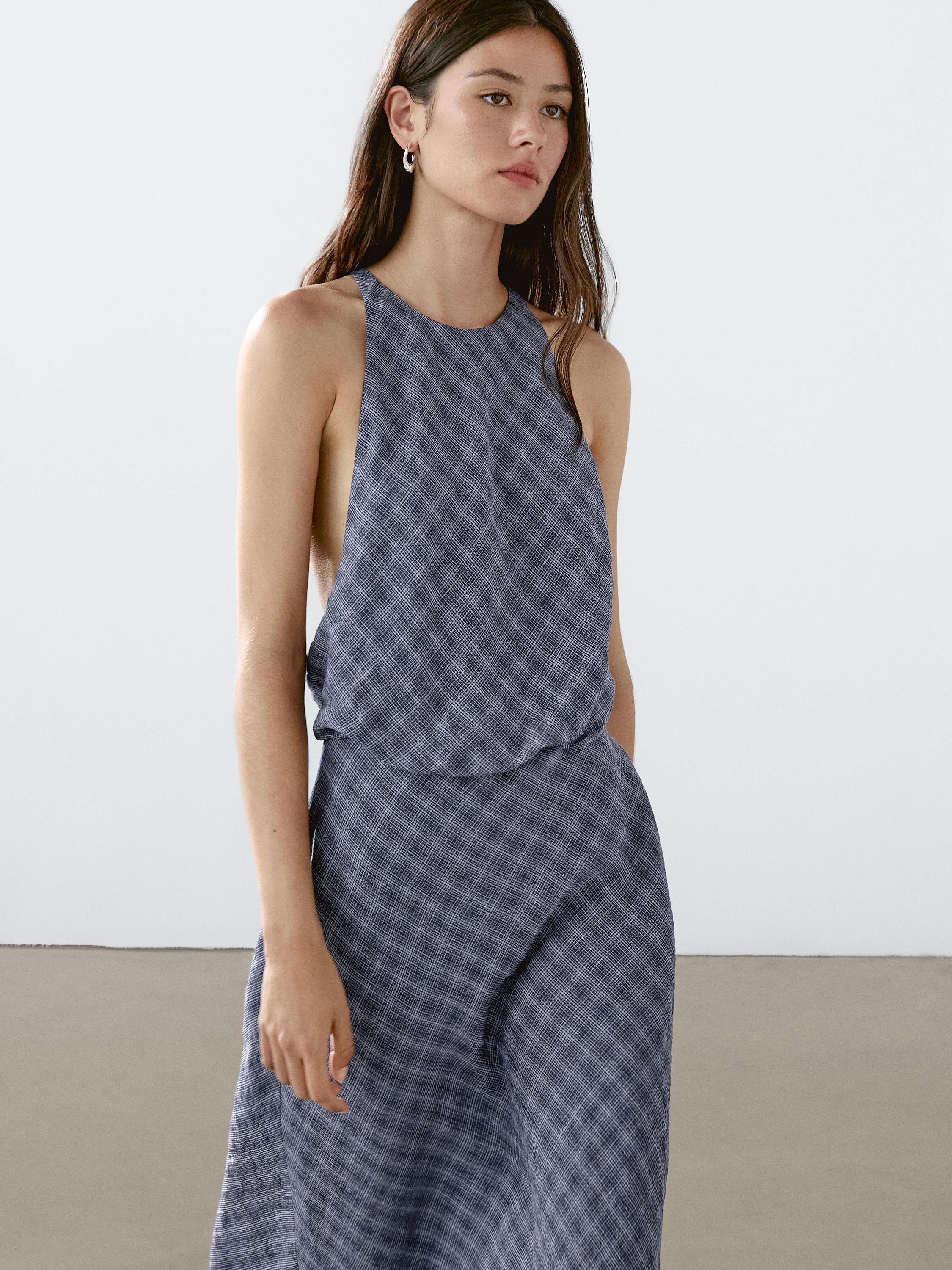 فستان طويل بمربعات وتفصيل على الظهر