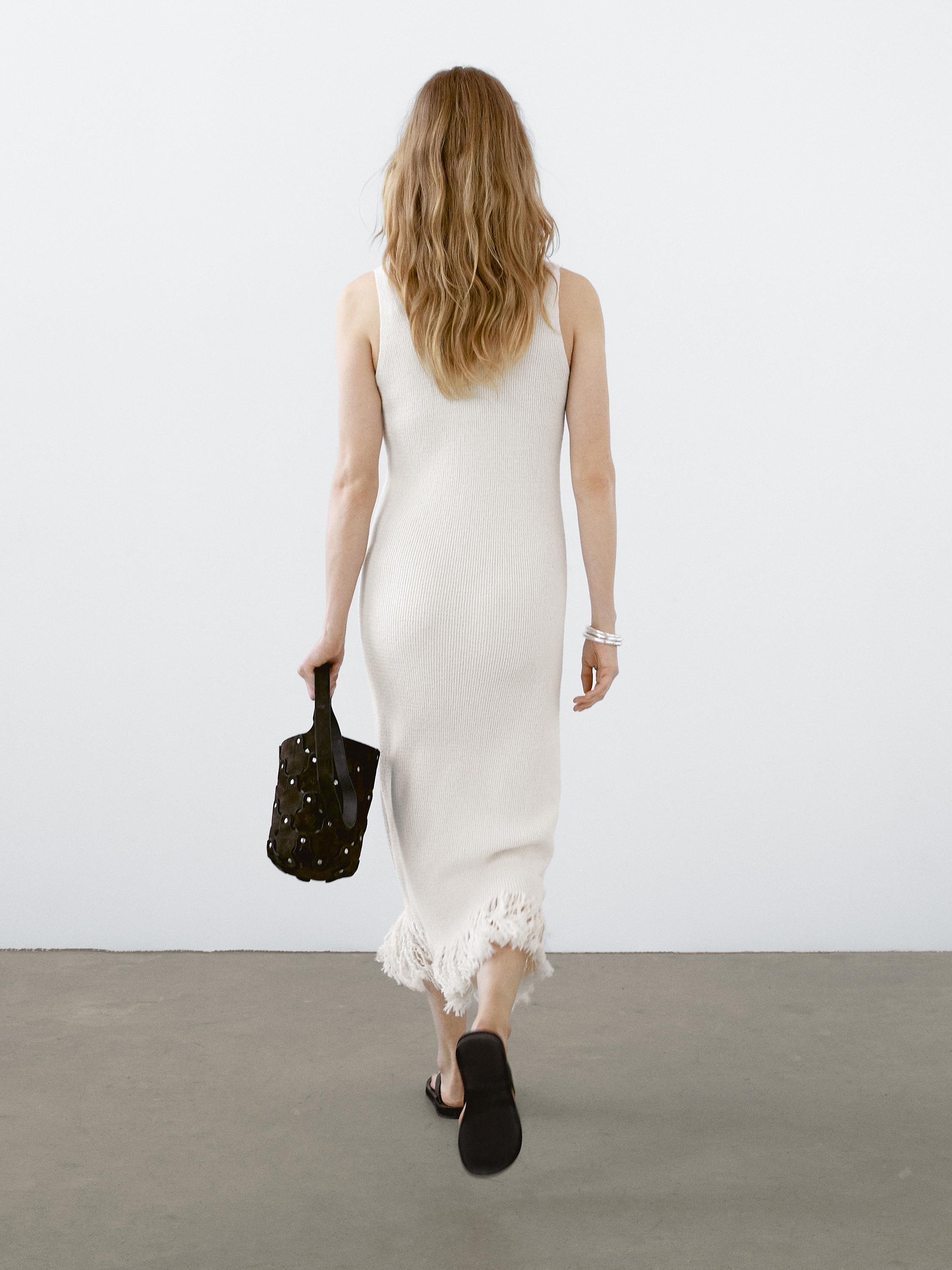 Robe en maille à franges dans le bas