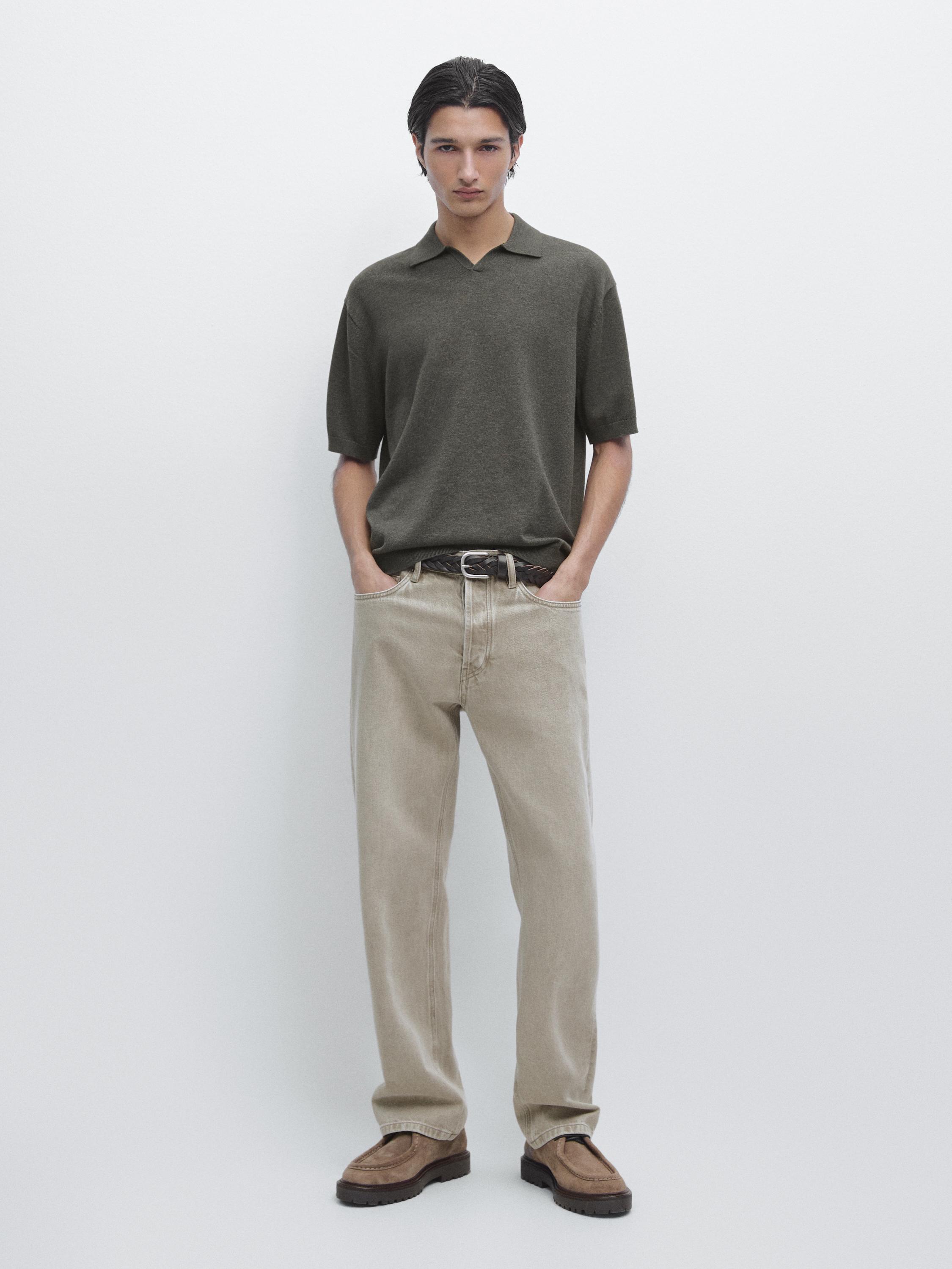 طقم يتألف من قميص بولو رمادي بياقة وأكمام قصيرة، وبنطلون بيج بقصة مستقيمة، وحذاء بني.