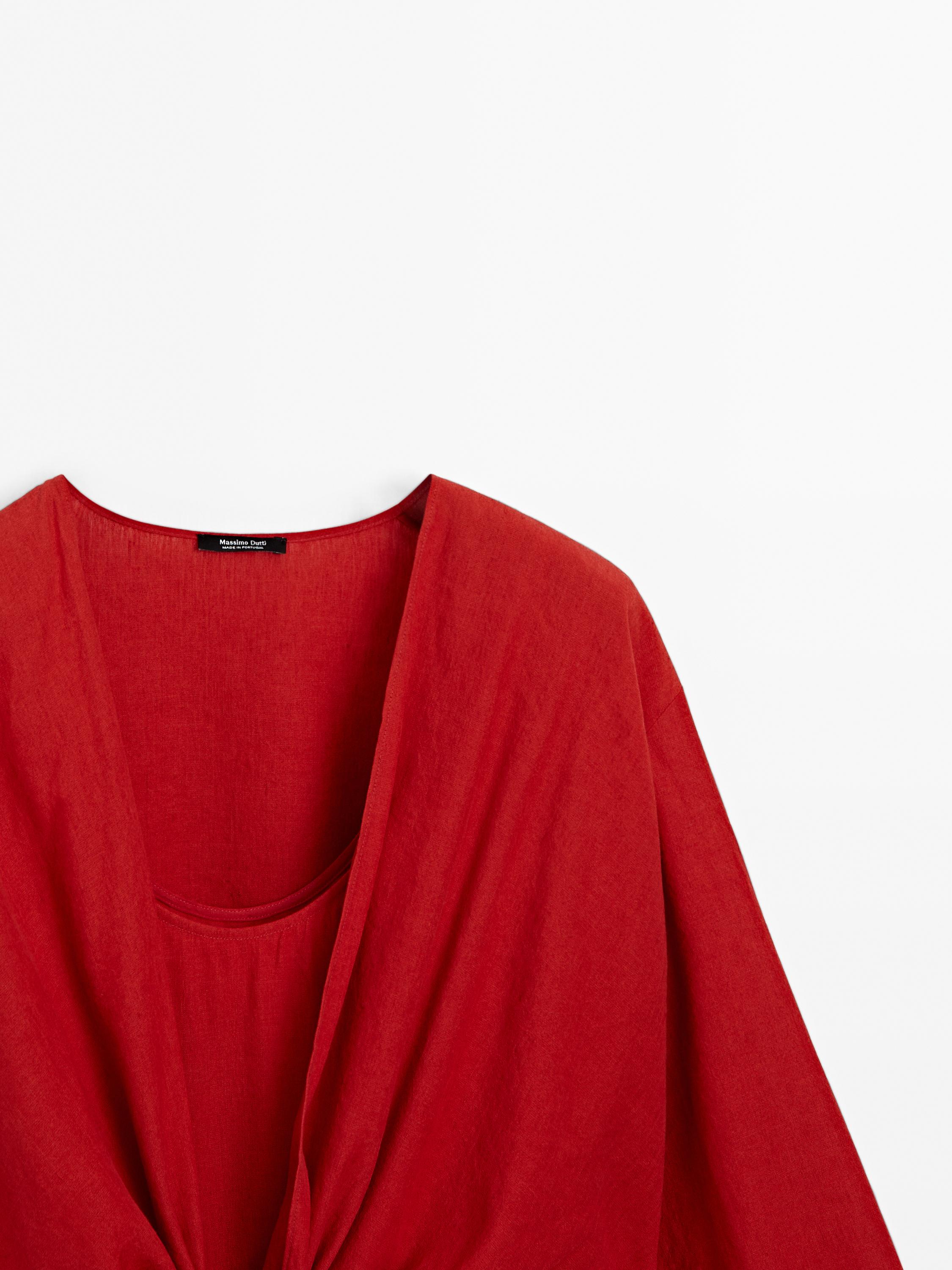 Sukienka średniej długości z węzłem przy dekolcie