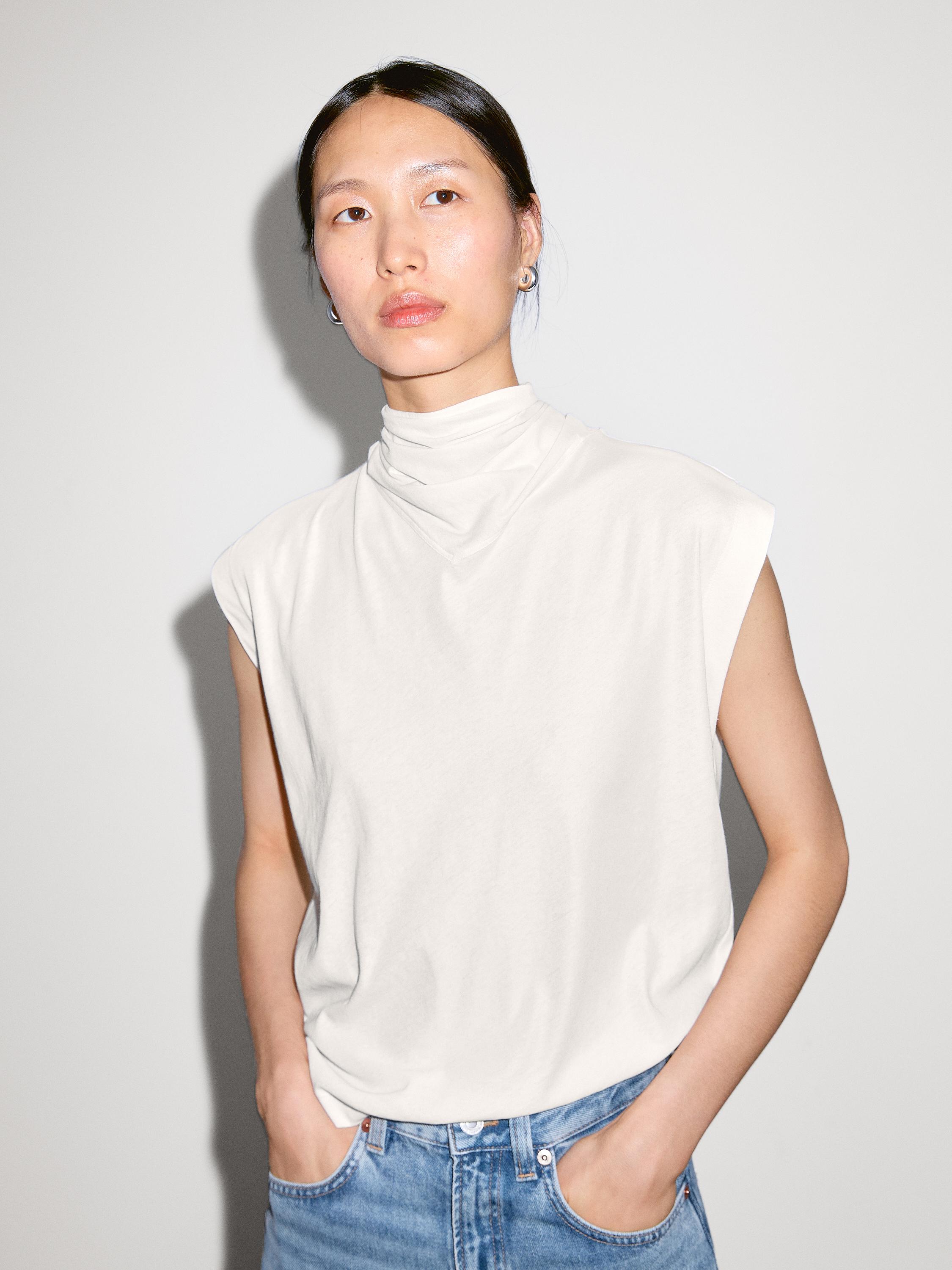 T-shirt with lace collar detail