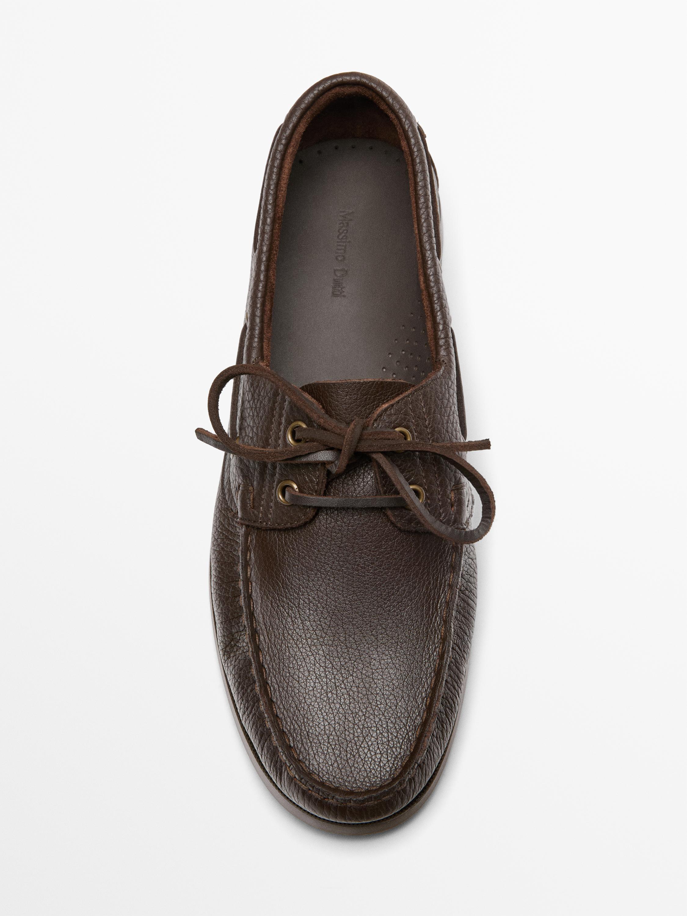 Kahverengi, bağcıklı ve görünür dikişli bir ayakkabının üstten görünümü. İç tabandaki yazı: "Massimo Dutti".