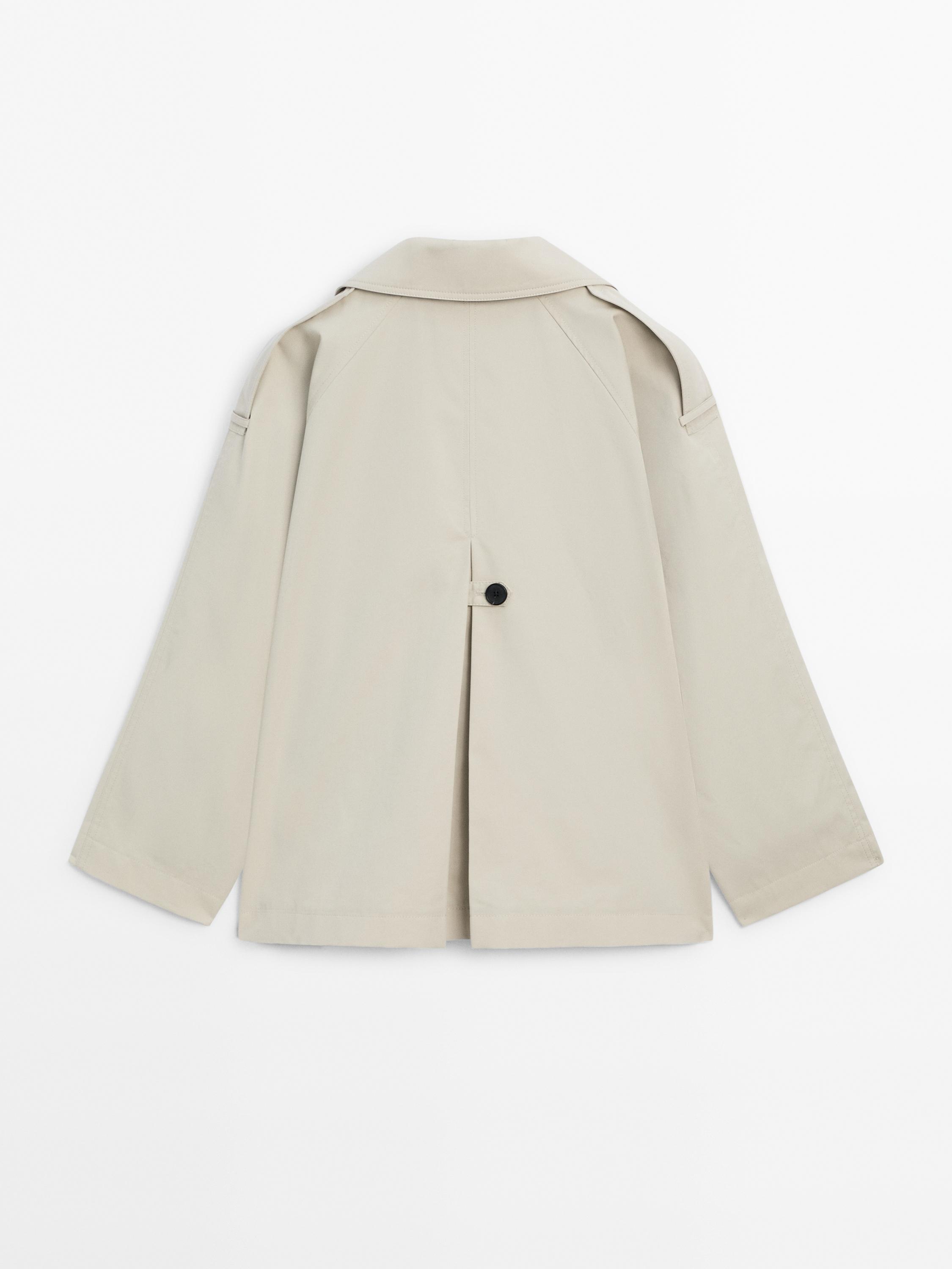 Gabardina corta pliegue espalda