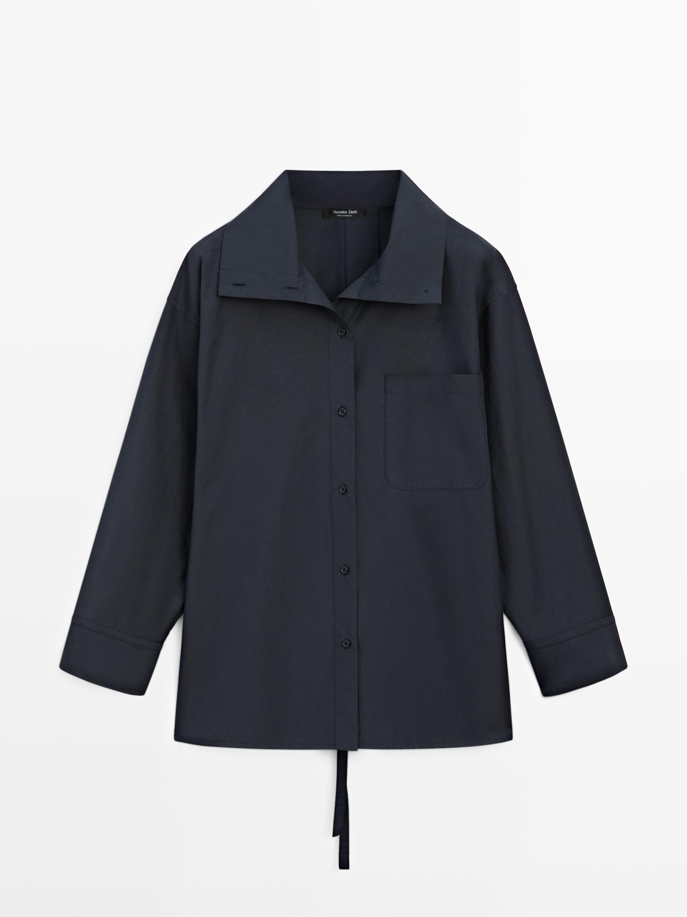 Vue de face d'une surchemise bleu profond avec un col large, une patte de boutonnage centrale et une poche avant gauche.