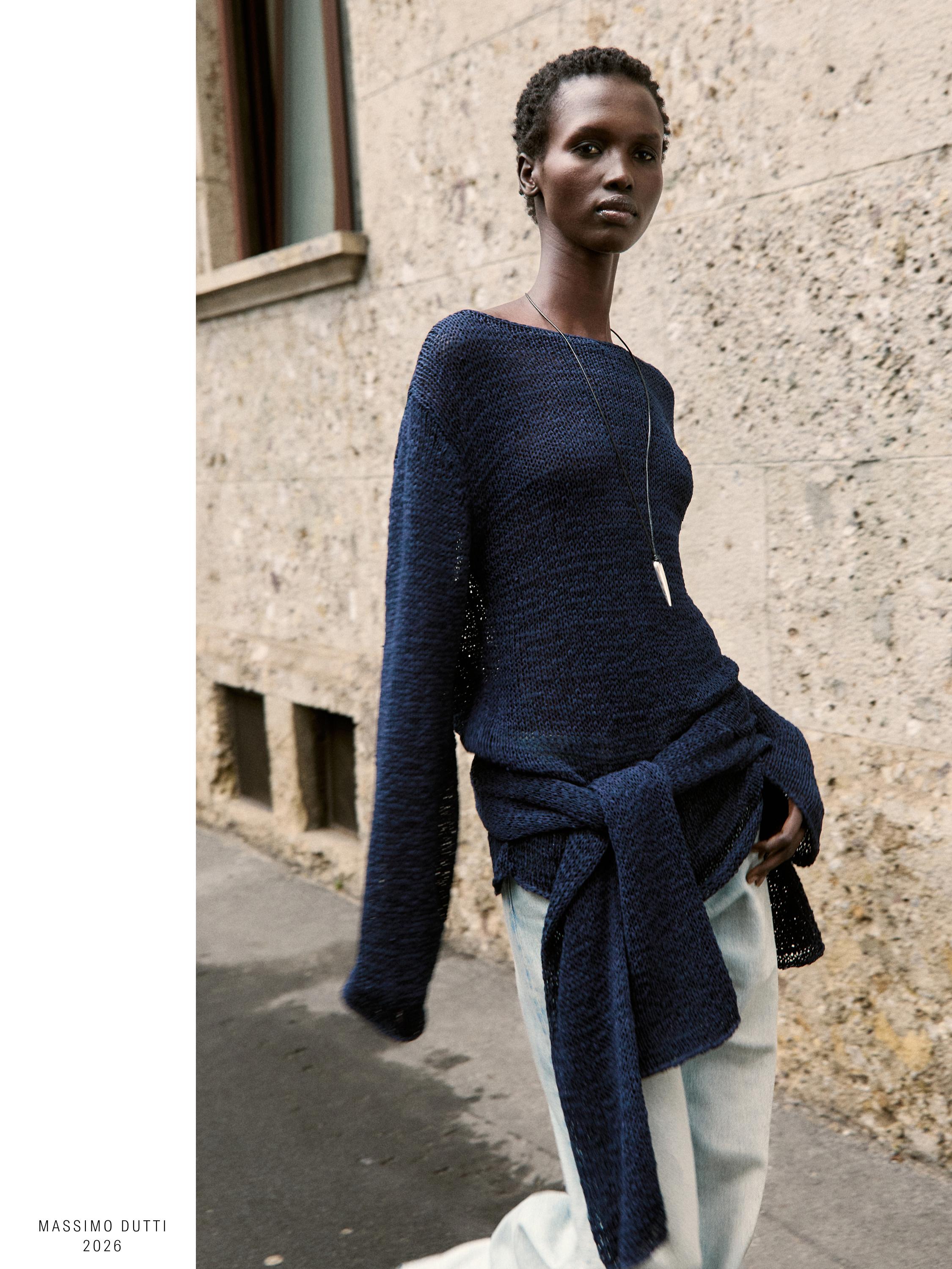 Πλεκτό μπλε navy σετ πουλόβερ με ανοιχτόχρωμο τζιν. Επιπλέον πουλόβερ δεμένο στη μέση.