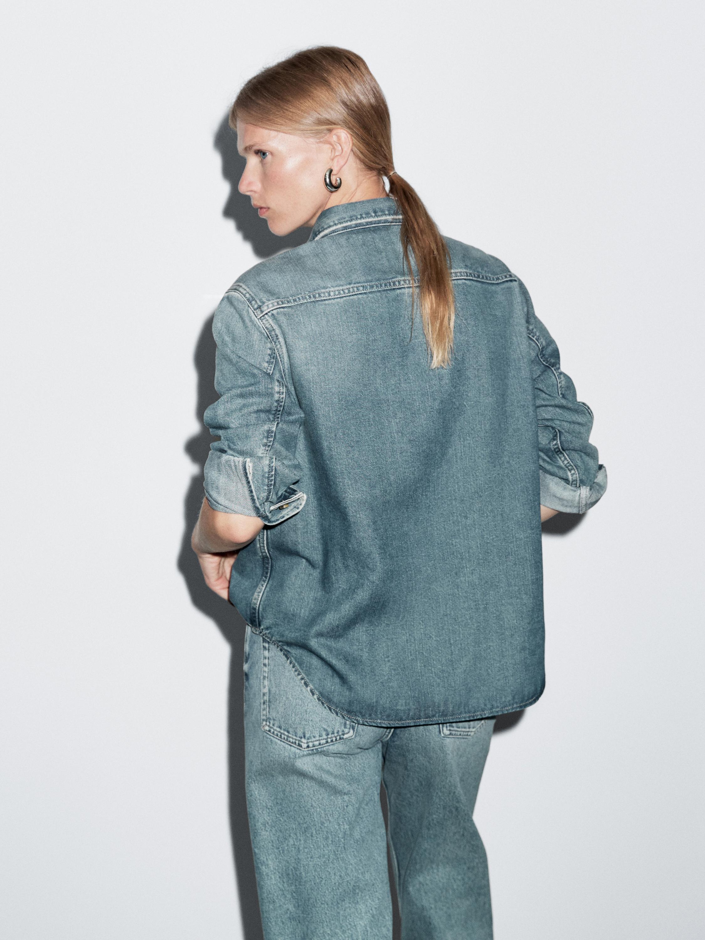 Loose-fitting denim shirt with pockets