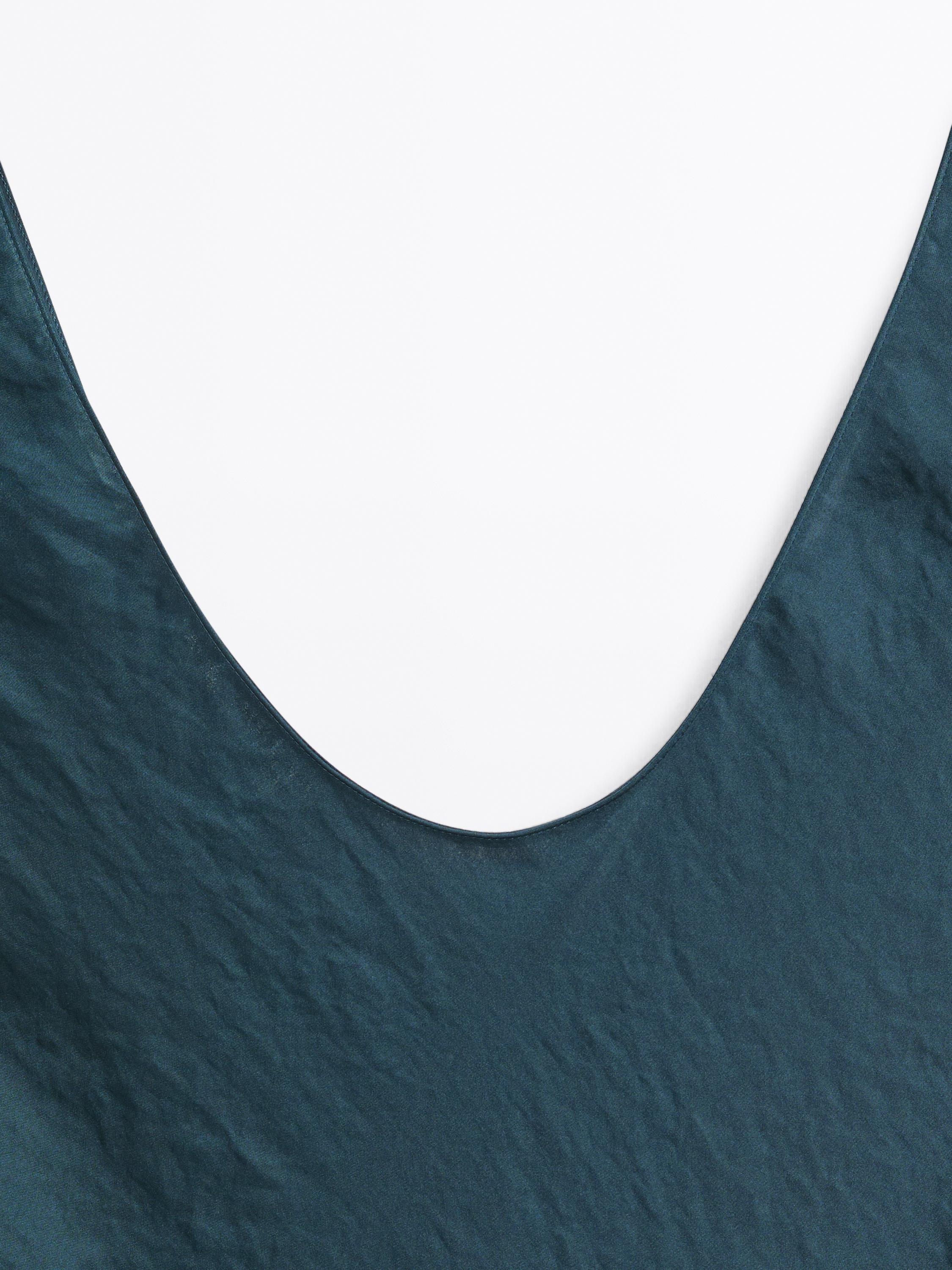 Robe satinée à col rond