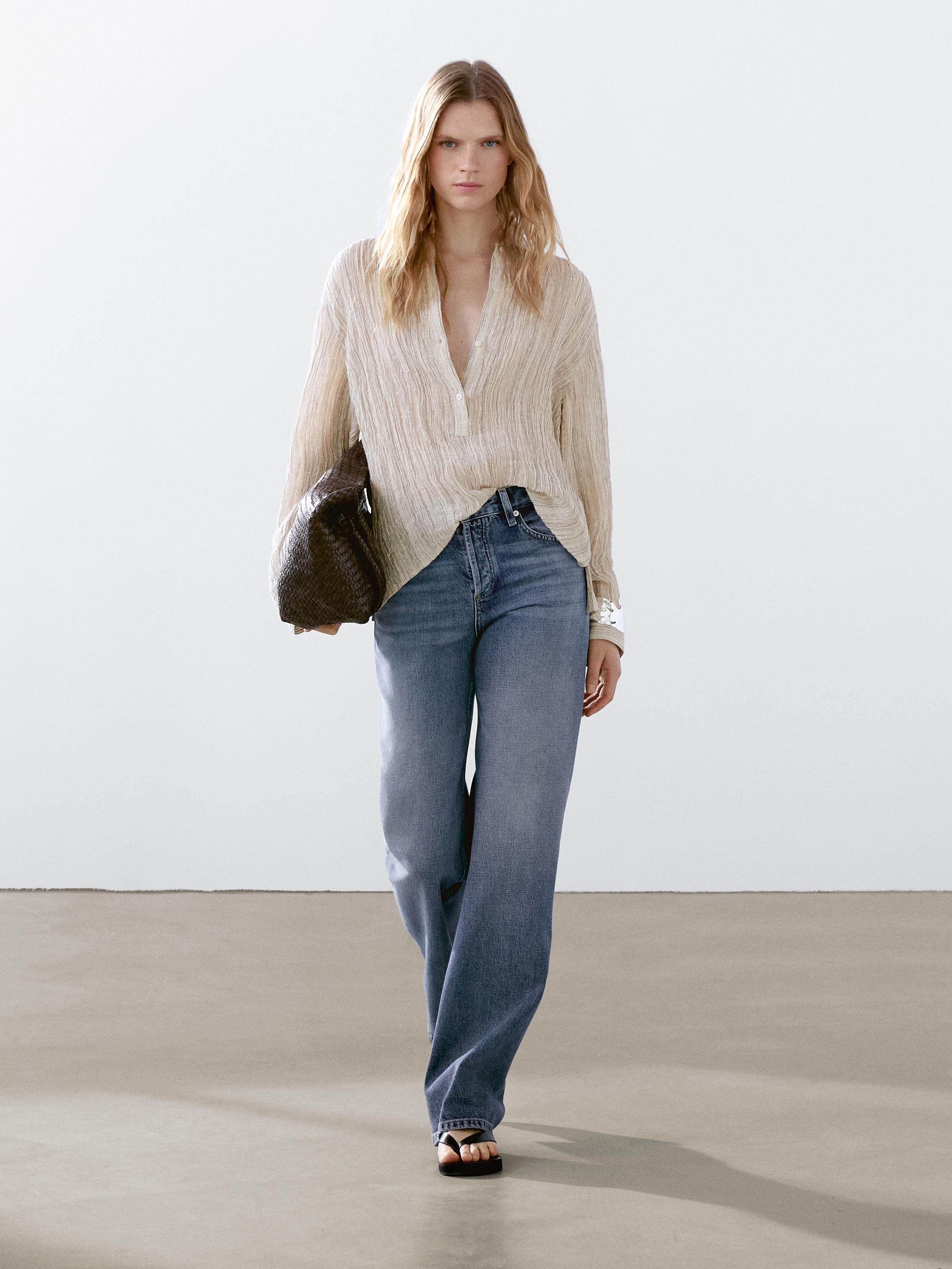 طقم بلوزة بيج بأكمام طويلة وجينز أزرق فاتح بقصة أرجل واسعة