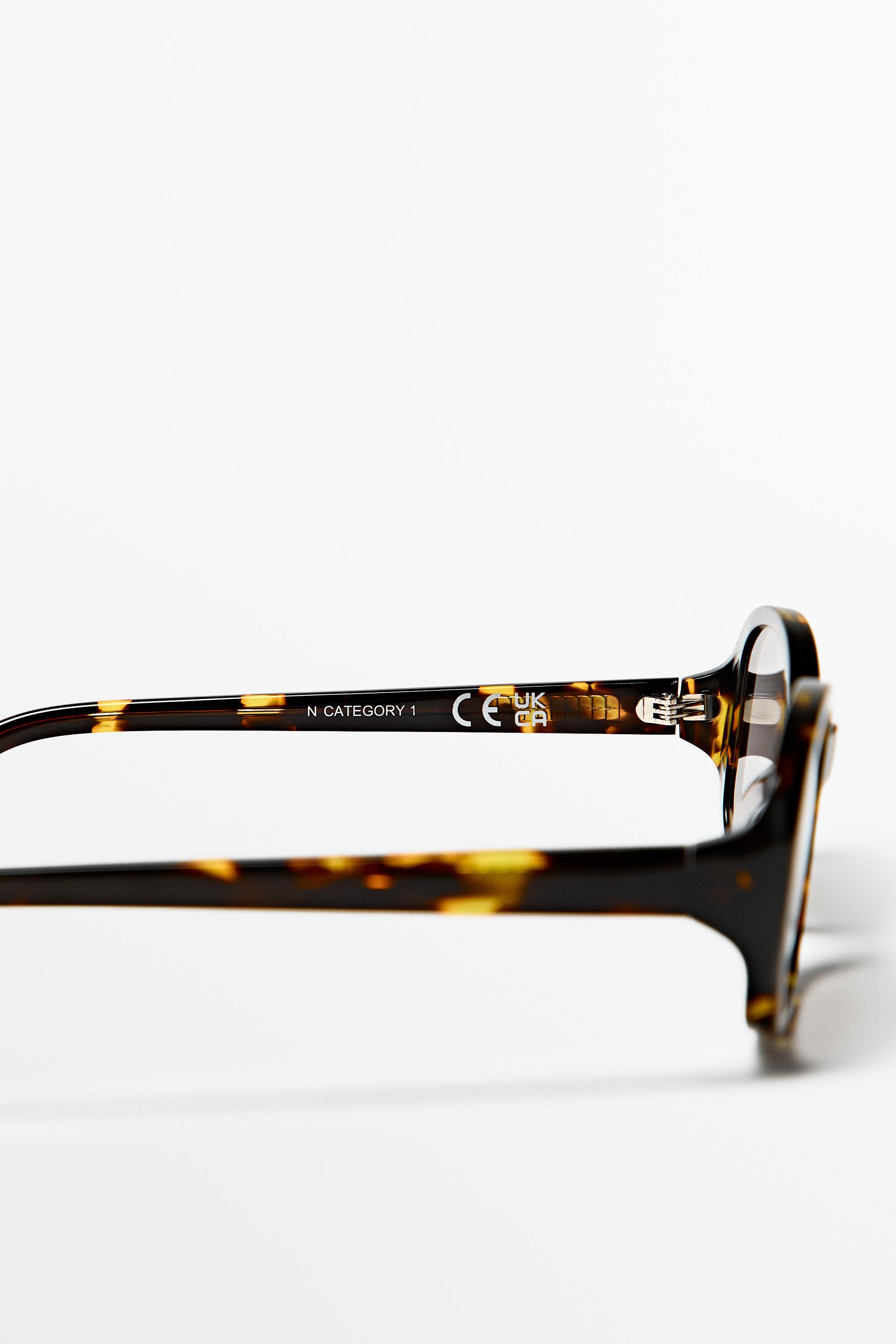 Oval tortoiseshell-effect sunglasses — BROWN