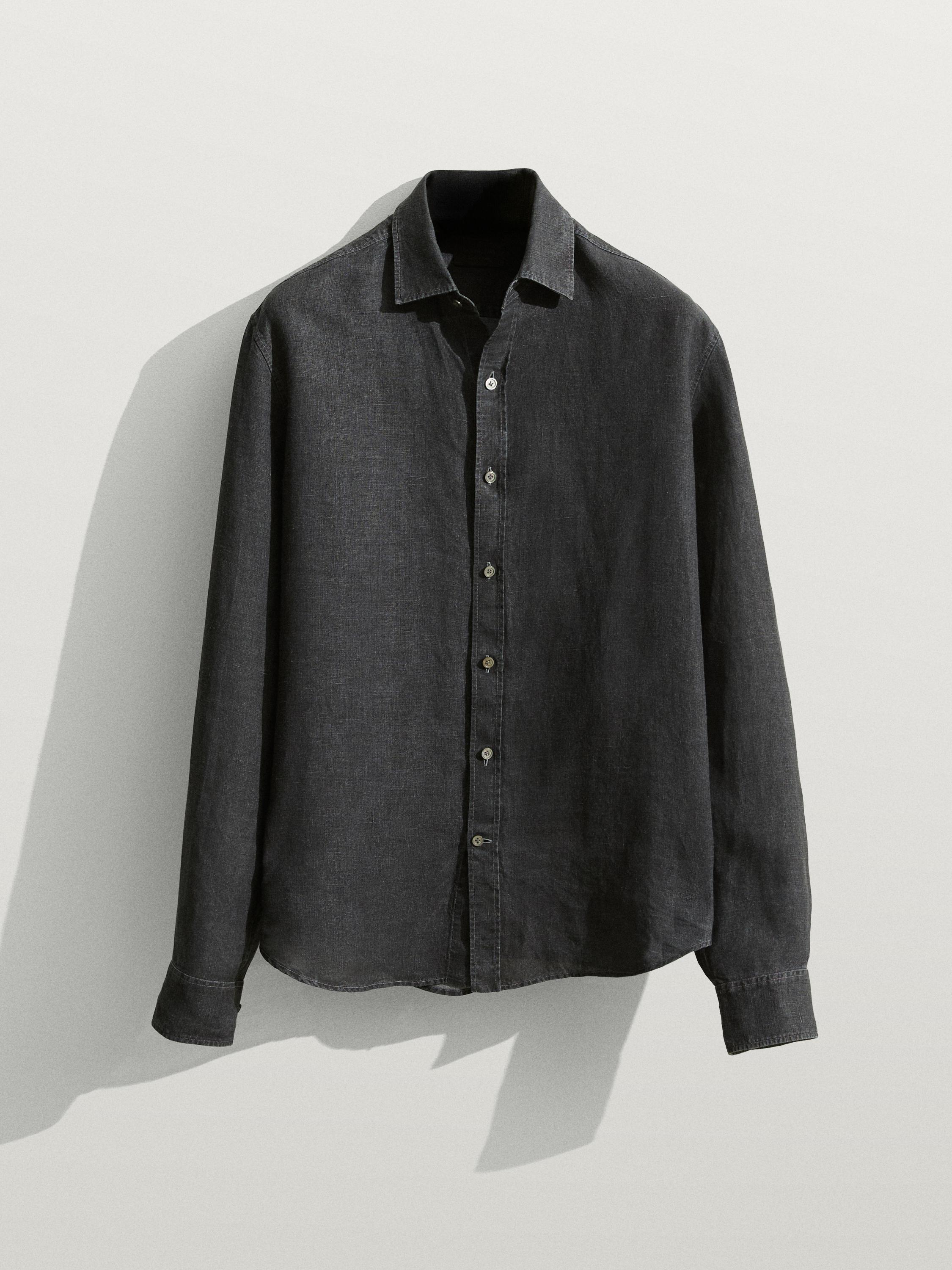 Mahuka luzeko alkandora informalaren aurrealdeko ikuspegia, añil kolorekoa, lepo klasikoarekin eta erdiko botoi-lerroarekin.