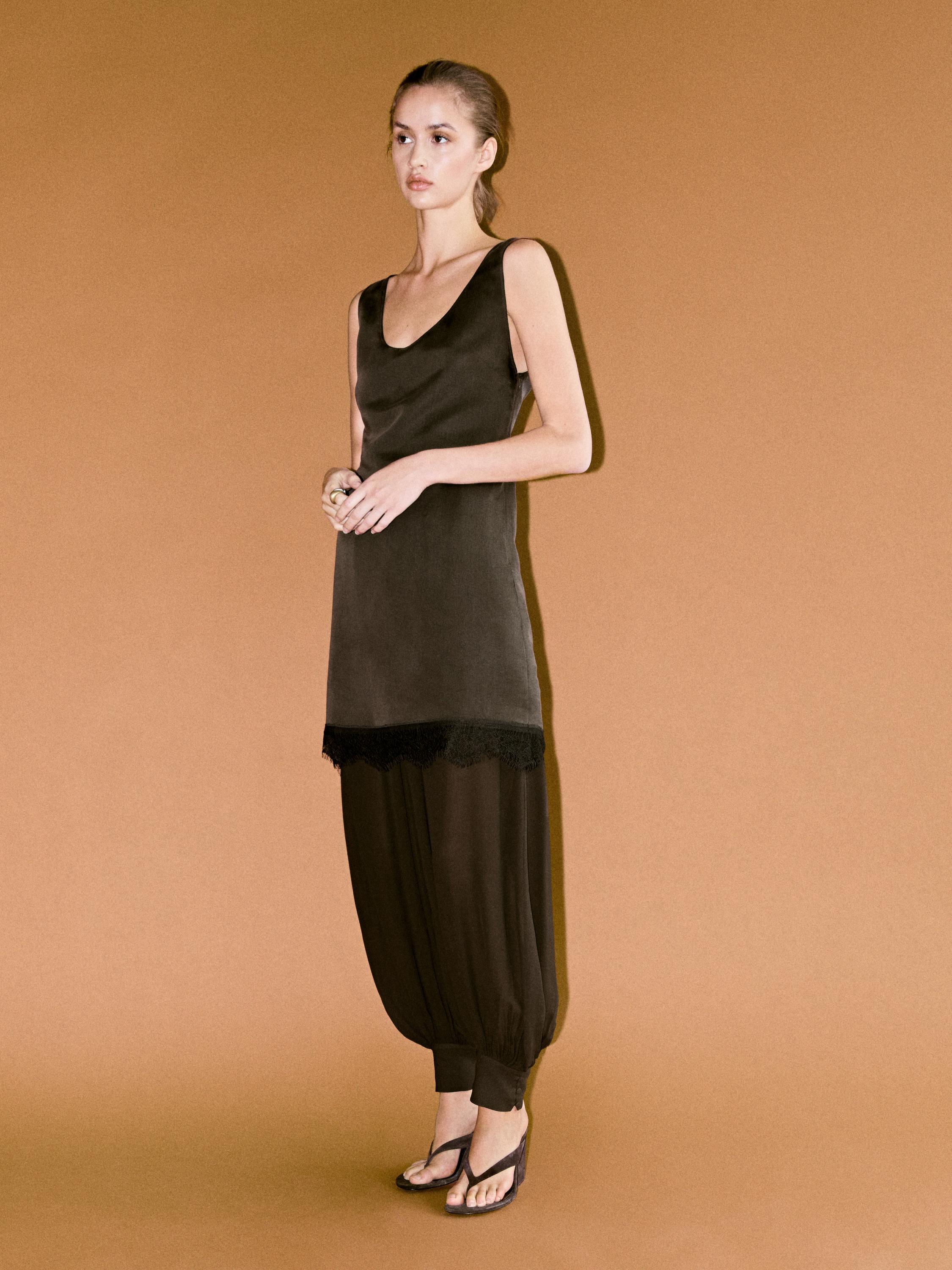 Short flowing dress with lace detail — Chocolate