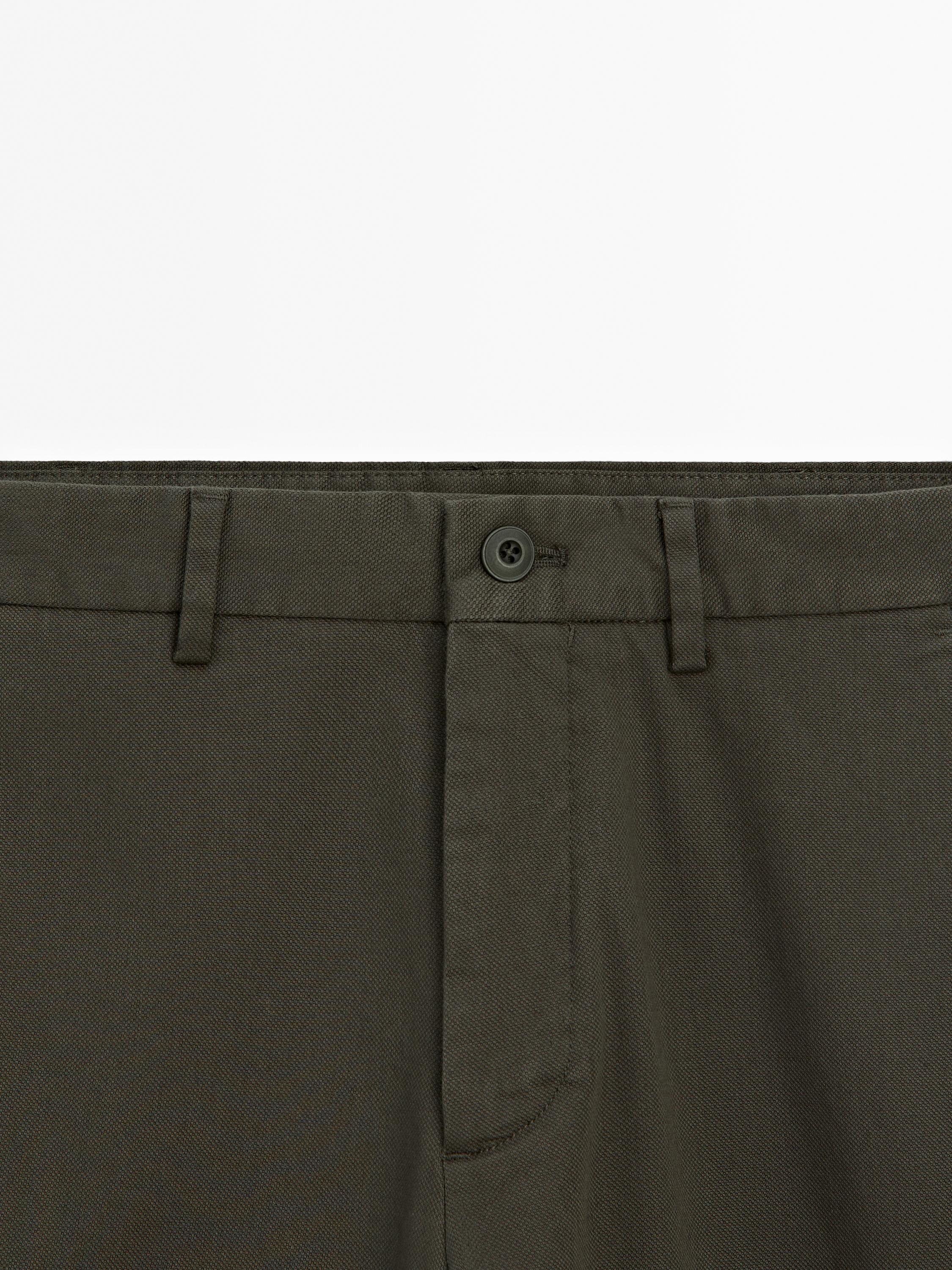 Quần dài dáng slim fit cấu trúc pha cốt-tông
