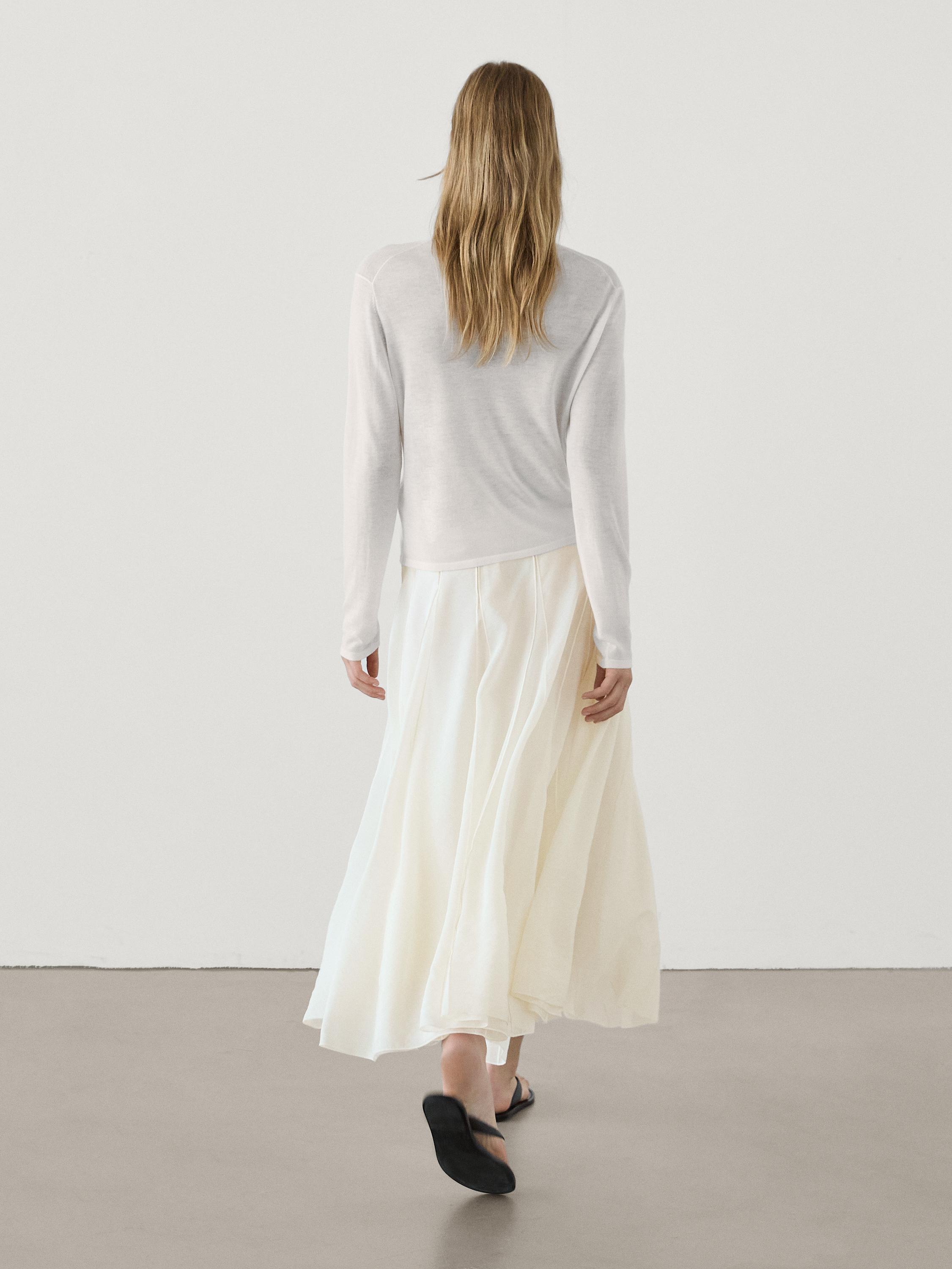 Jupe longue bouffante avec coutures marquées