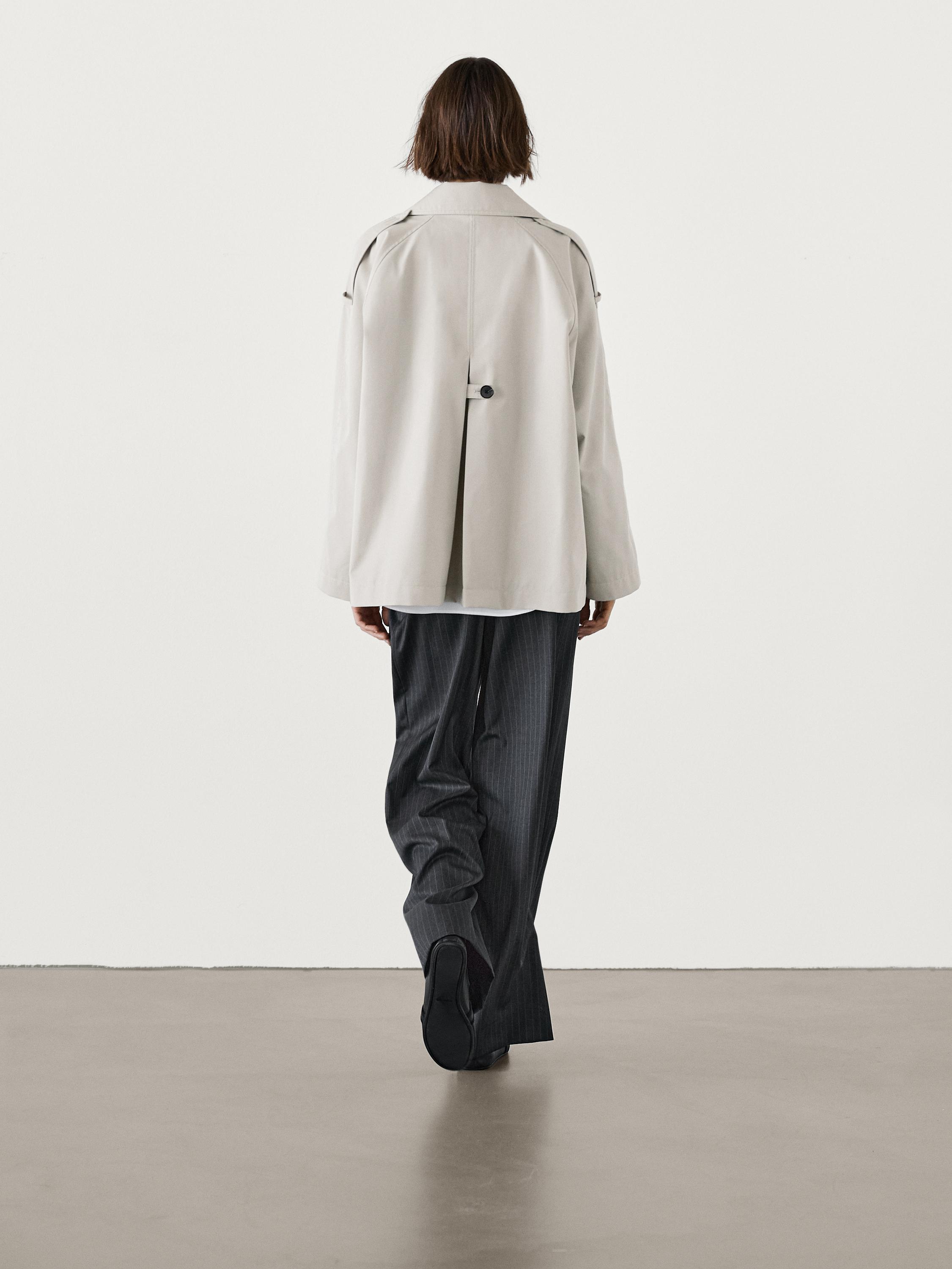 Gabardina corta pliegue espalda