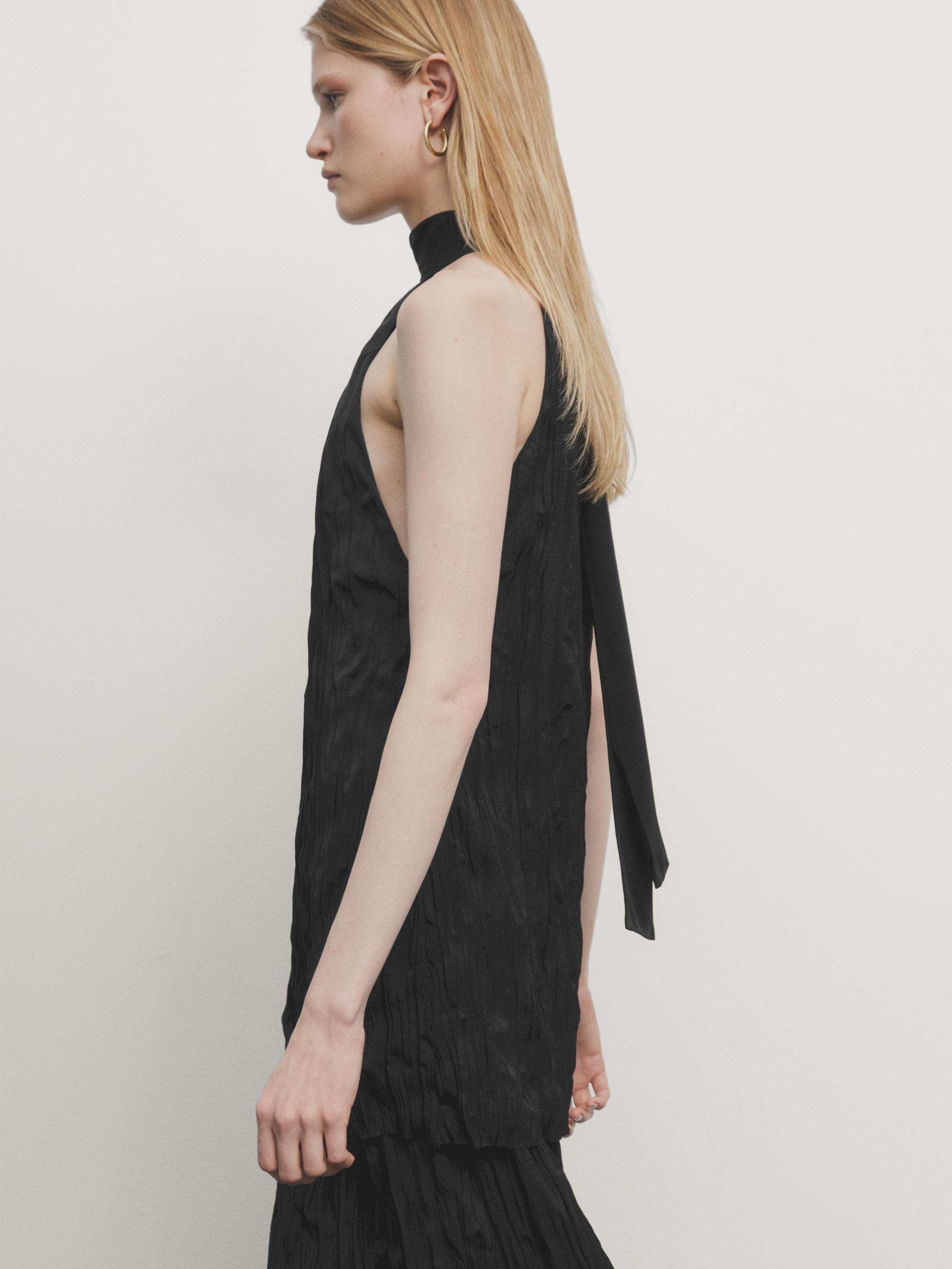 فستان طويل بليسيه بياقة هالتر