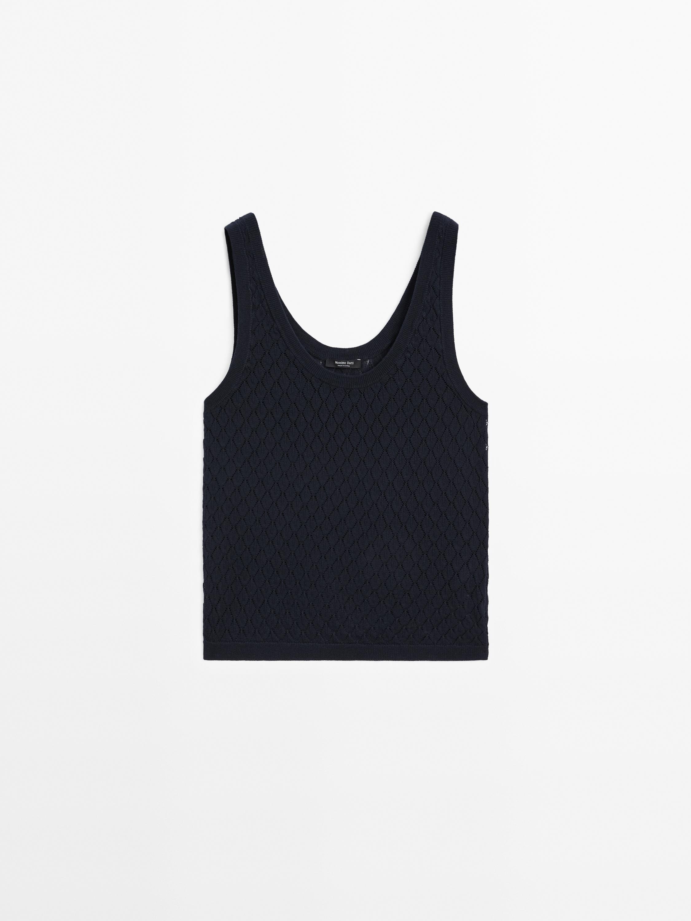 توب بحياكة مخرمة وحمالات