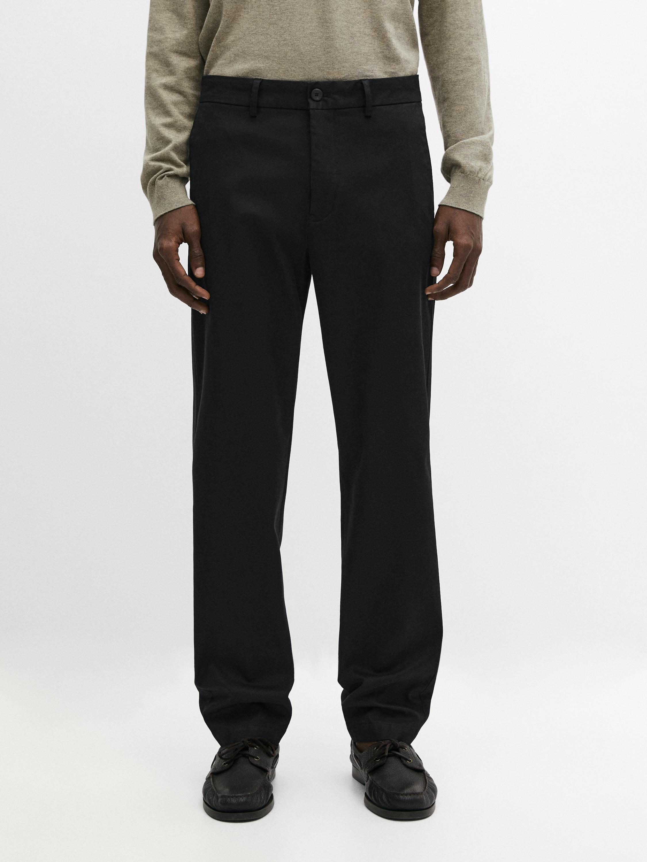 Conxunto de pantalón azul mariño tapered fit con petos laterais e peche de botón frontal.