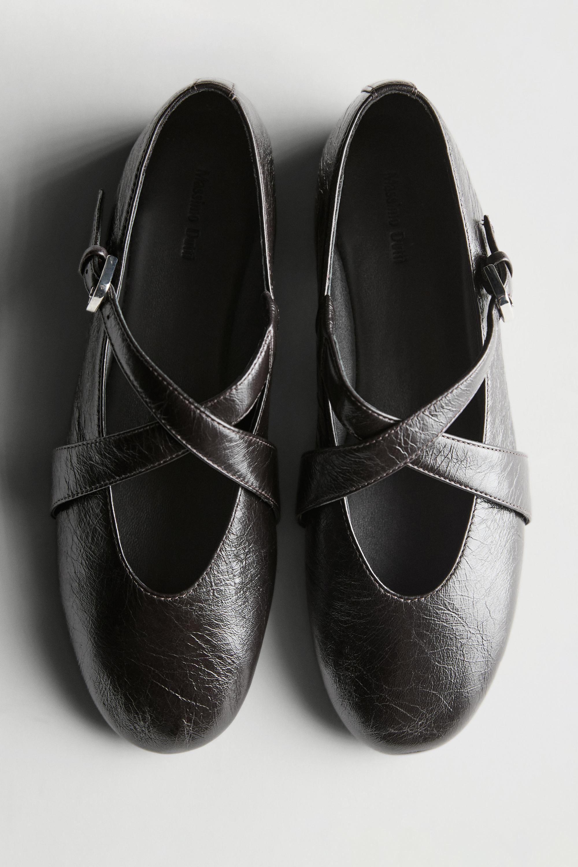 Baletanke sa ukrštenim kaiščićima i kopčom