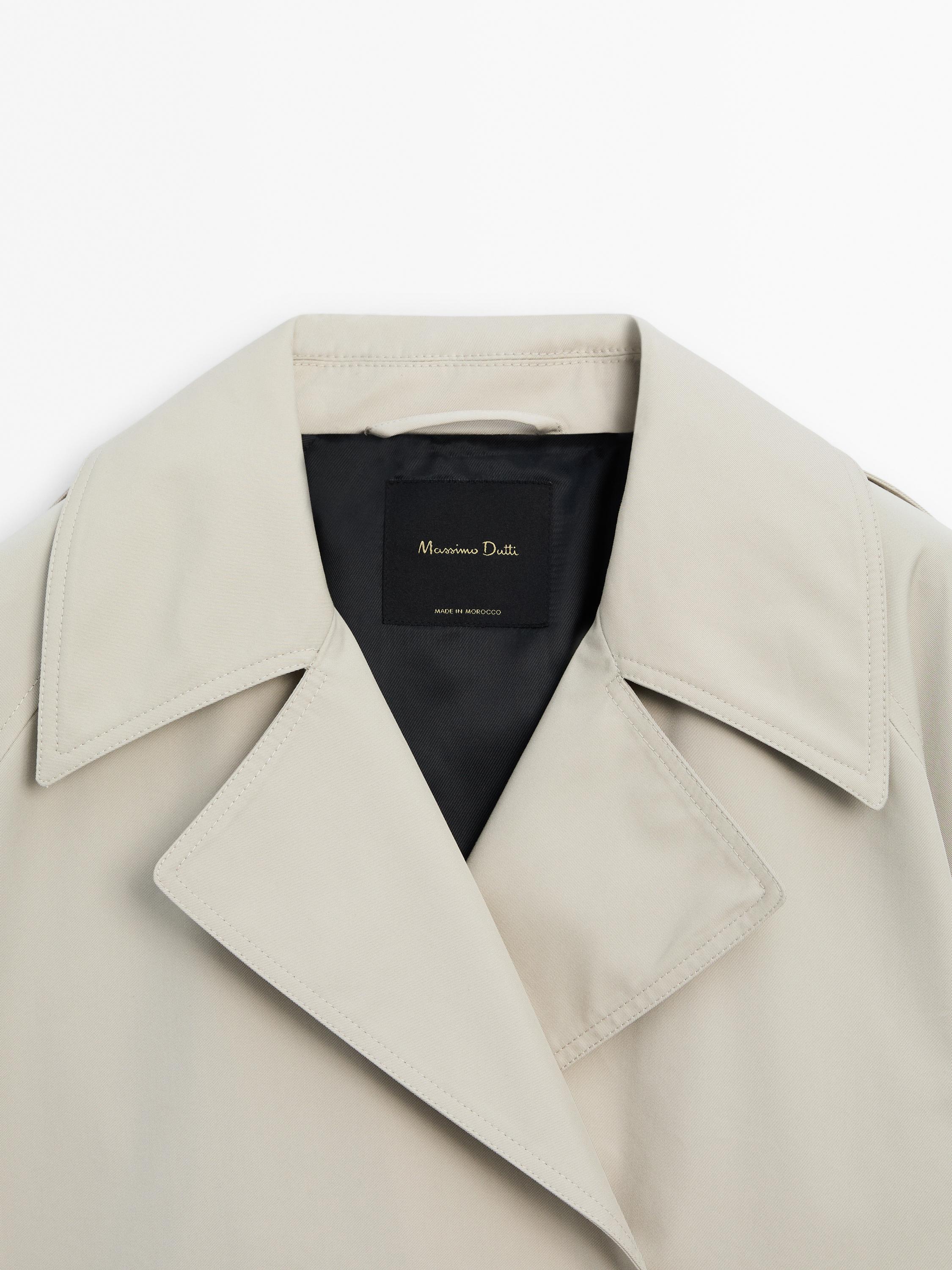 Gabardina corta pliegue espalda