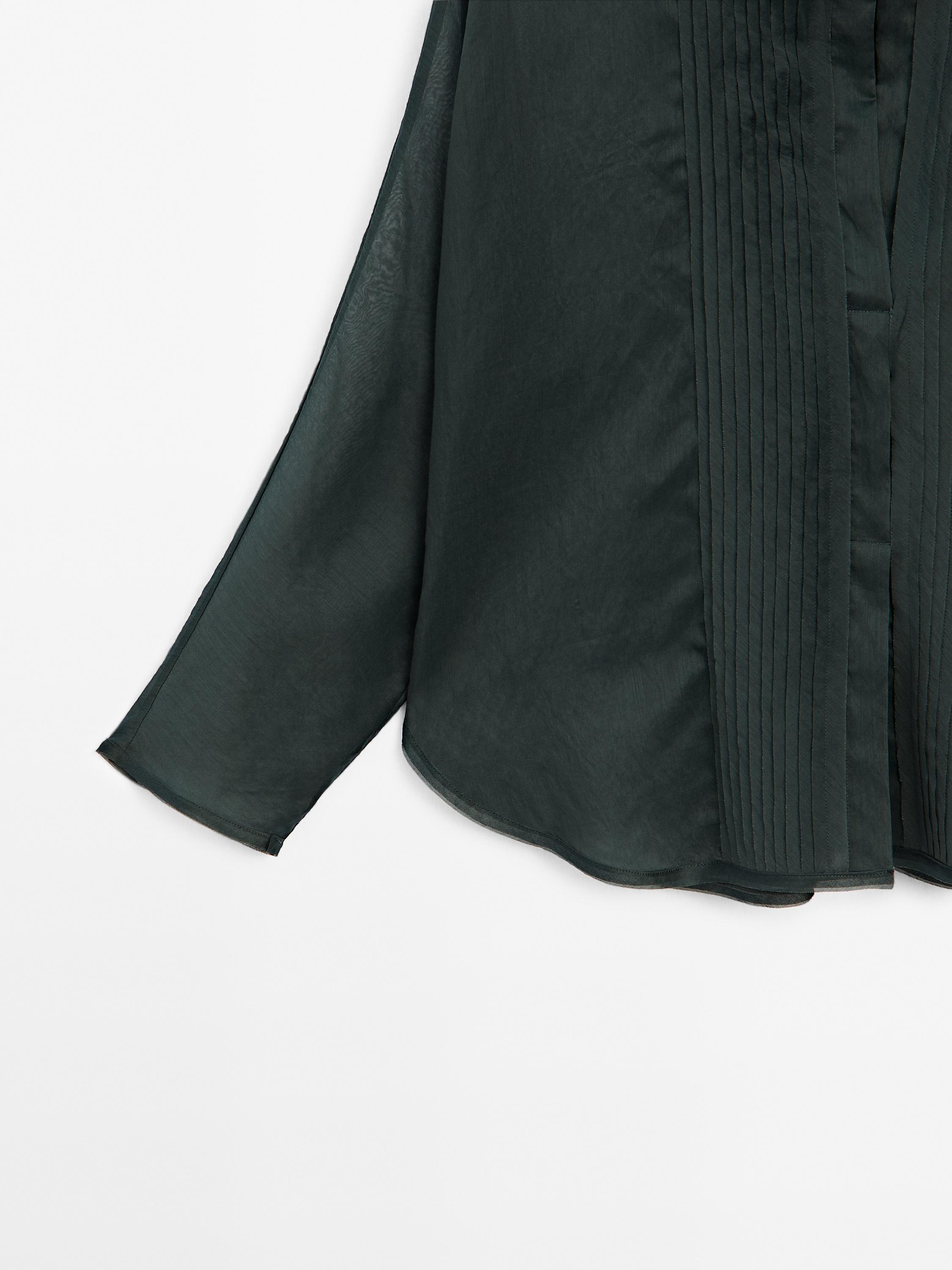 Loose-fitting shirt with pintuck detailing