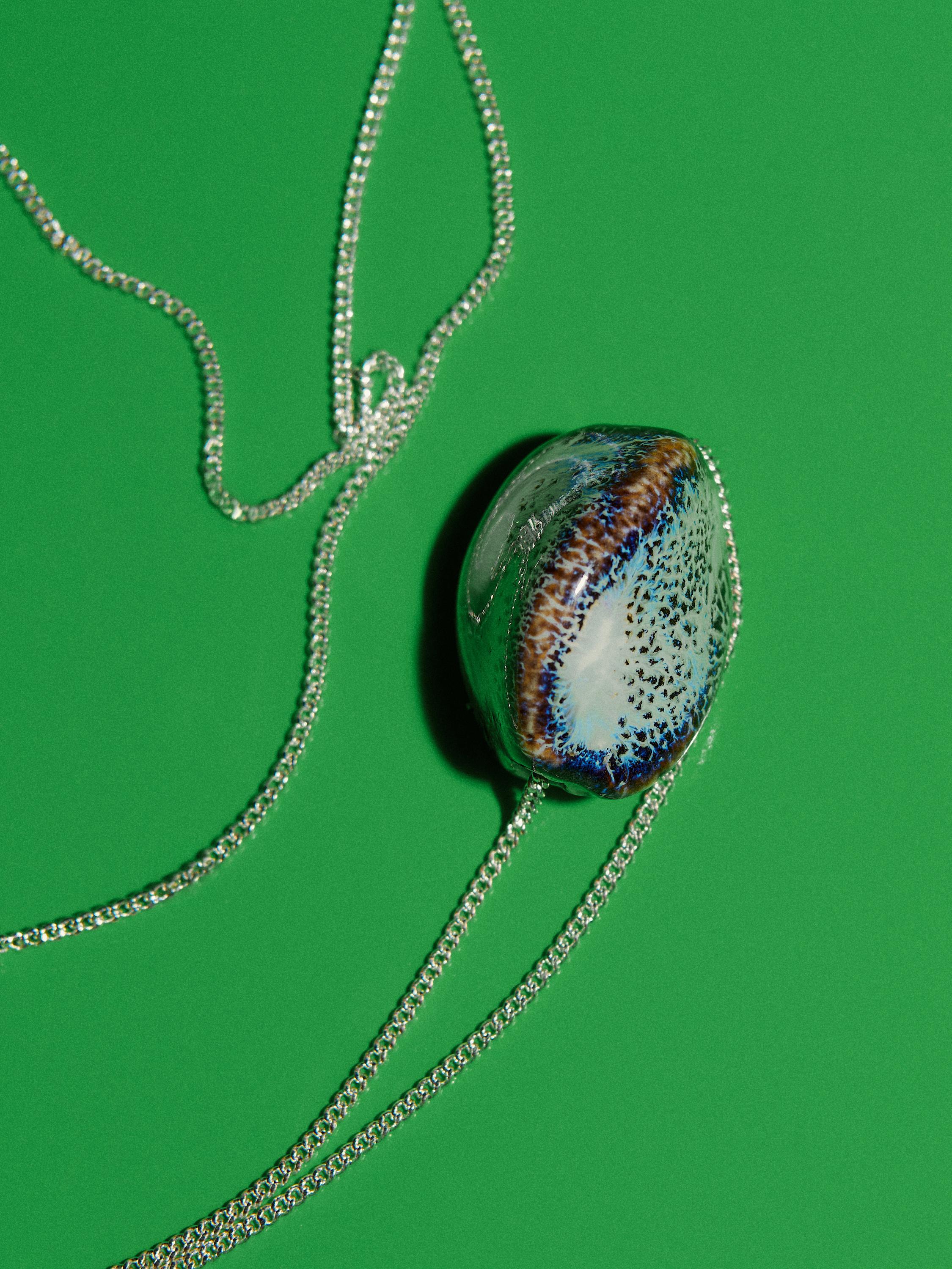 Contrast ceramic necklace