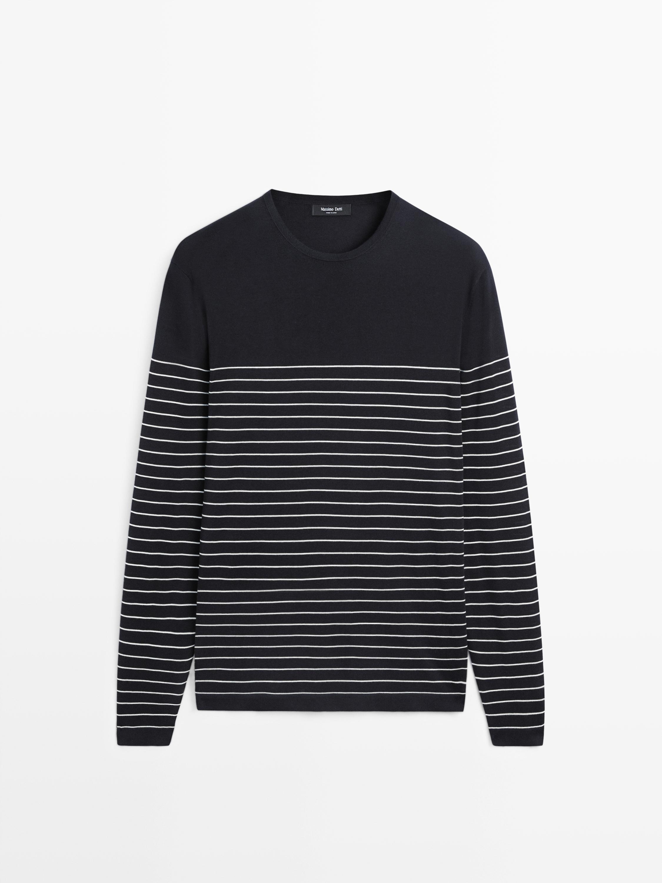 Vista frontal de suéter azul marino con rayas horizontales blancas y cuello redondo.