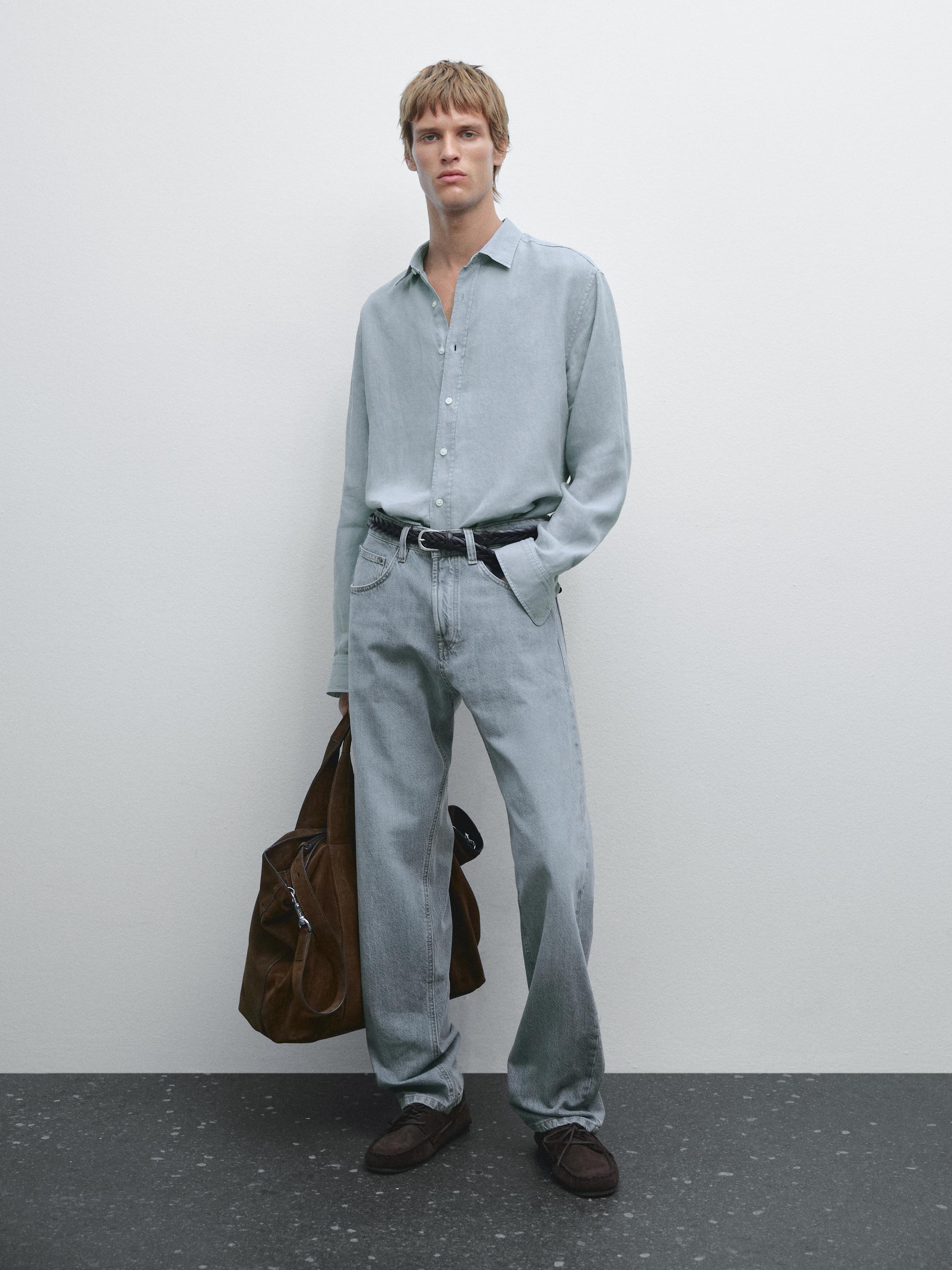 Netolygiai dažyti klasikinio kirpimo marškiniai