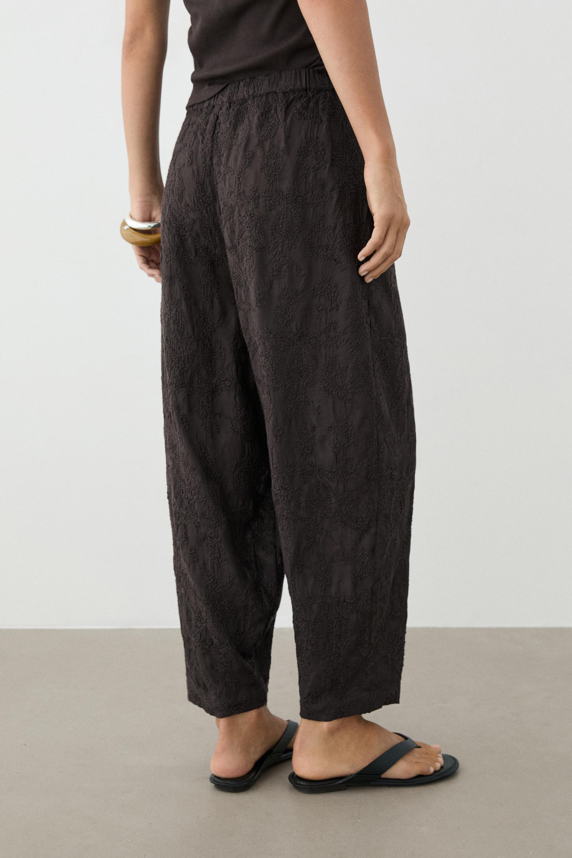Embroidered flowing barrel fit trousers — Chocolate