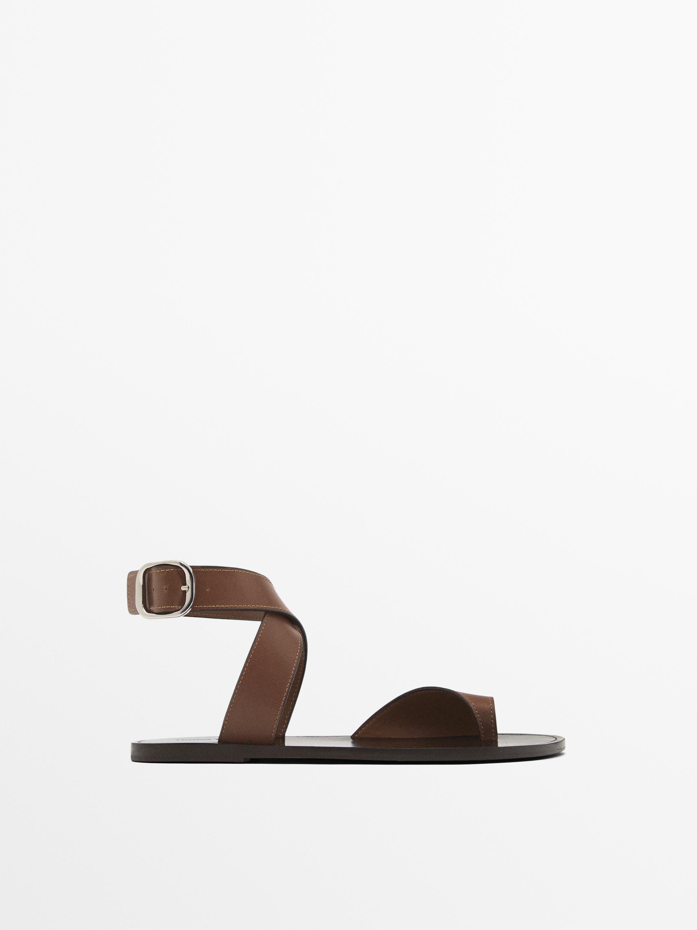 Sandales croisées entre-doigts