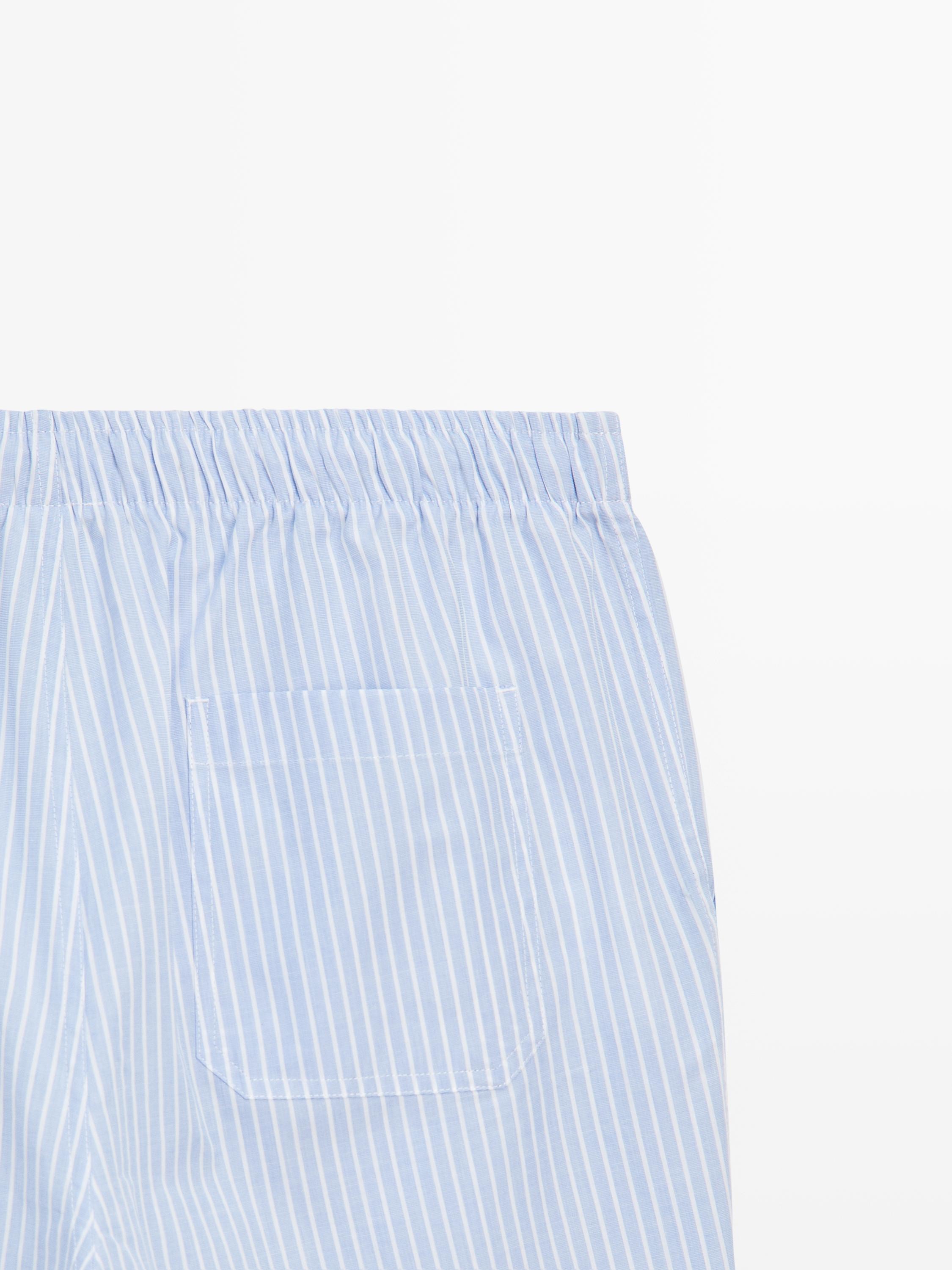 Pyjama avec haut à manches courtes et pantalon à rayures