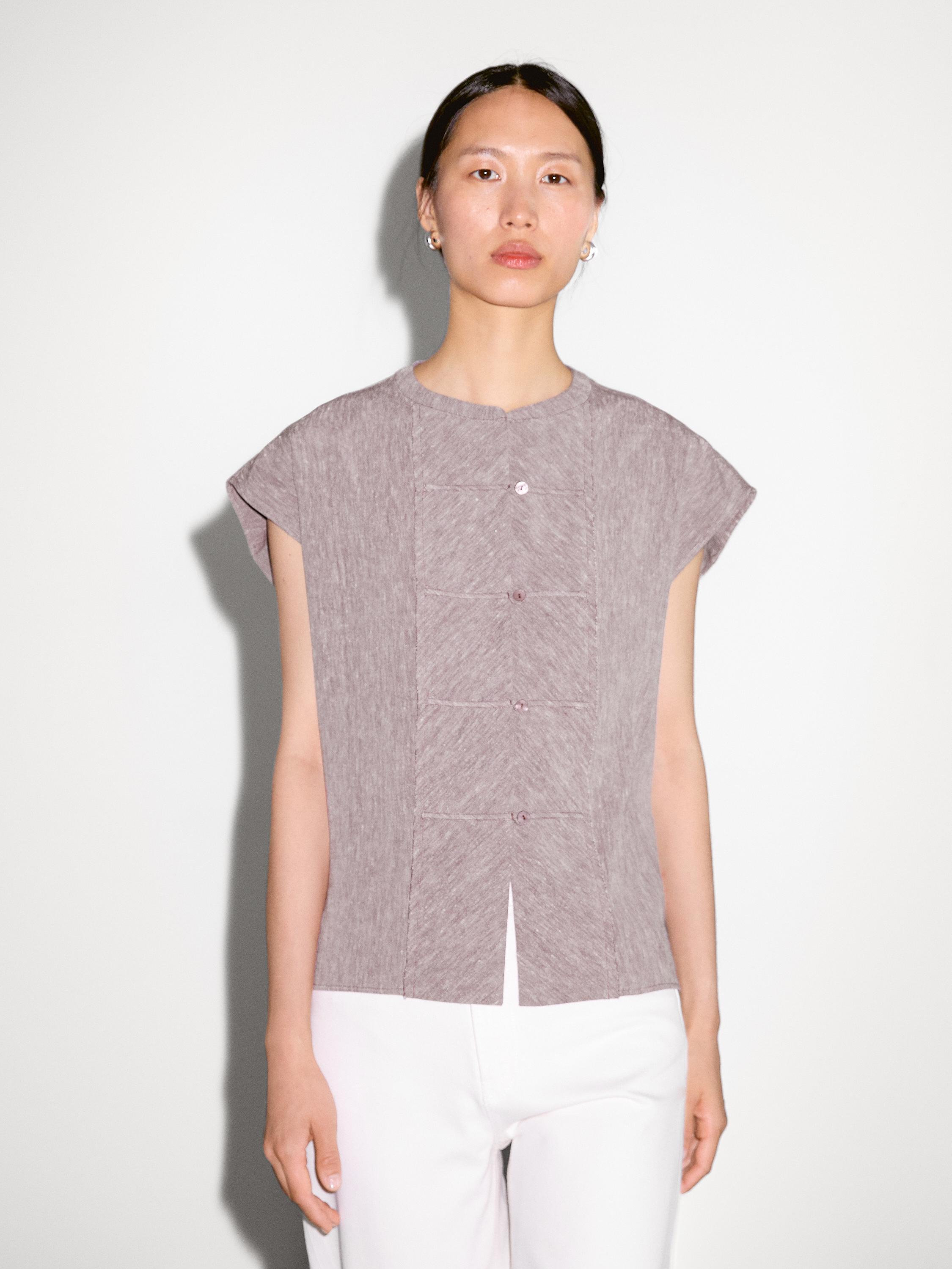 Blusa fluida com pormenor no peitilho