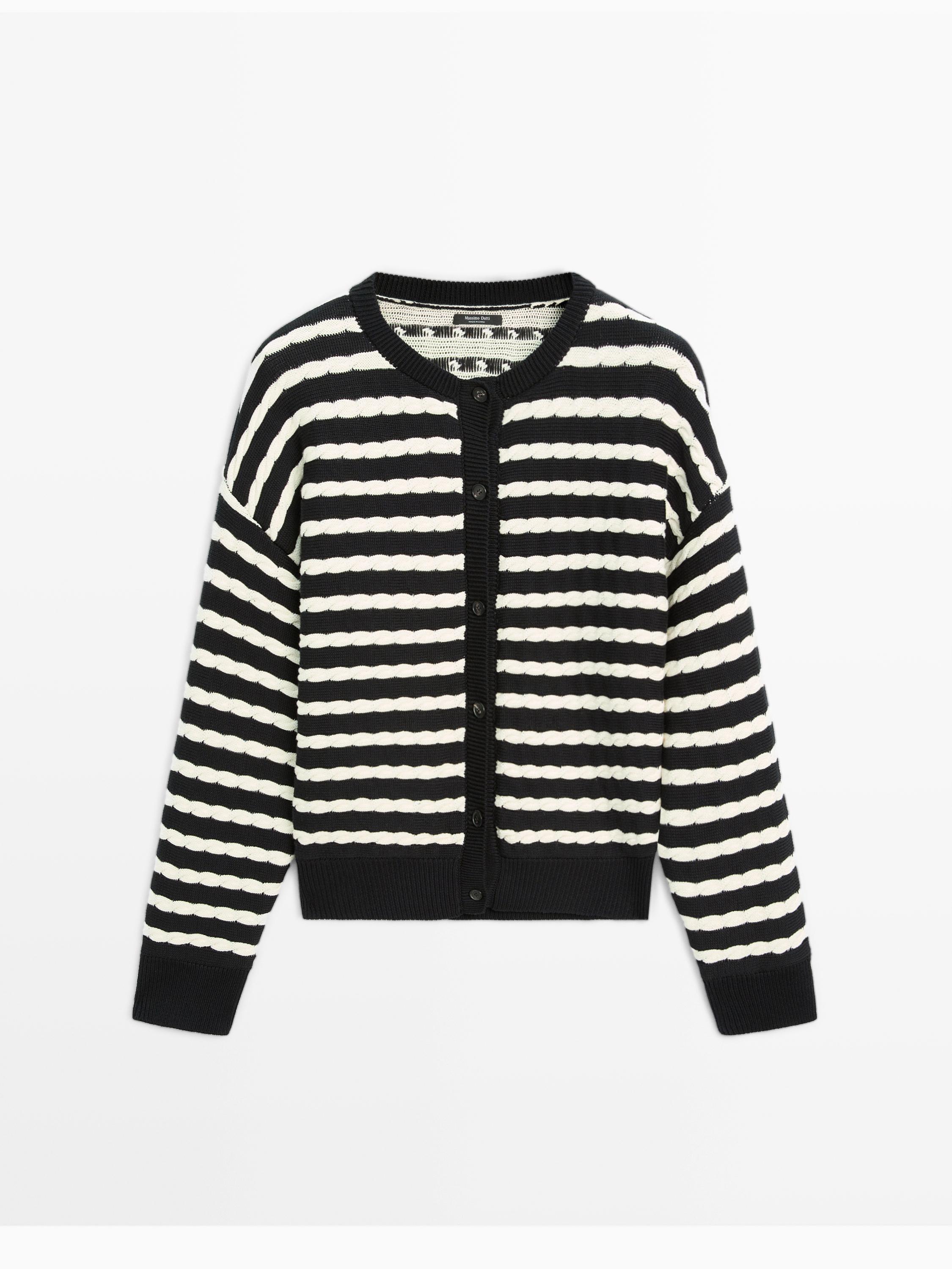 Sprednji pogled na mornarsko moder kardigan z belimi vodoravnimi progami, okroglim ovratnikom in zapenjanjem na gumbe po sredini.