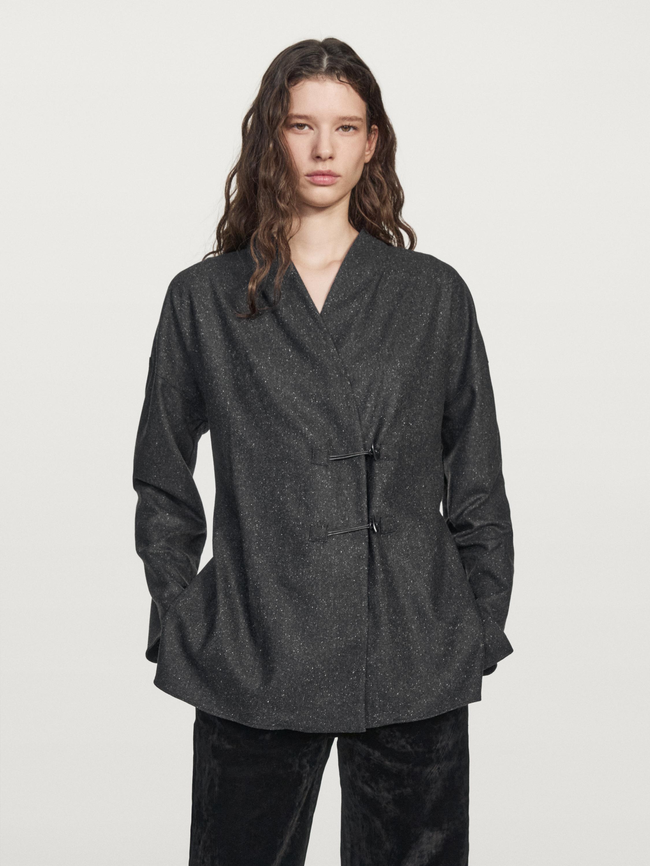 قميص من الصوف المخلوط بخيوط بمظهر نيكربوكر مع تفصيل بأزرار قرنية