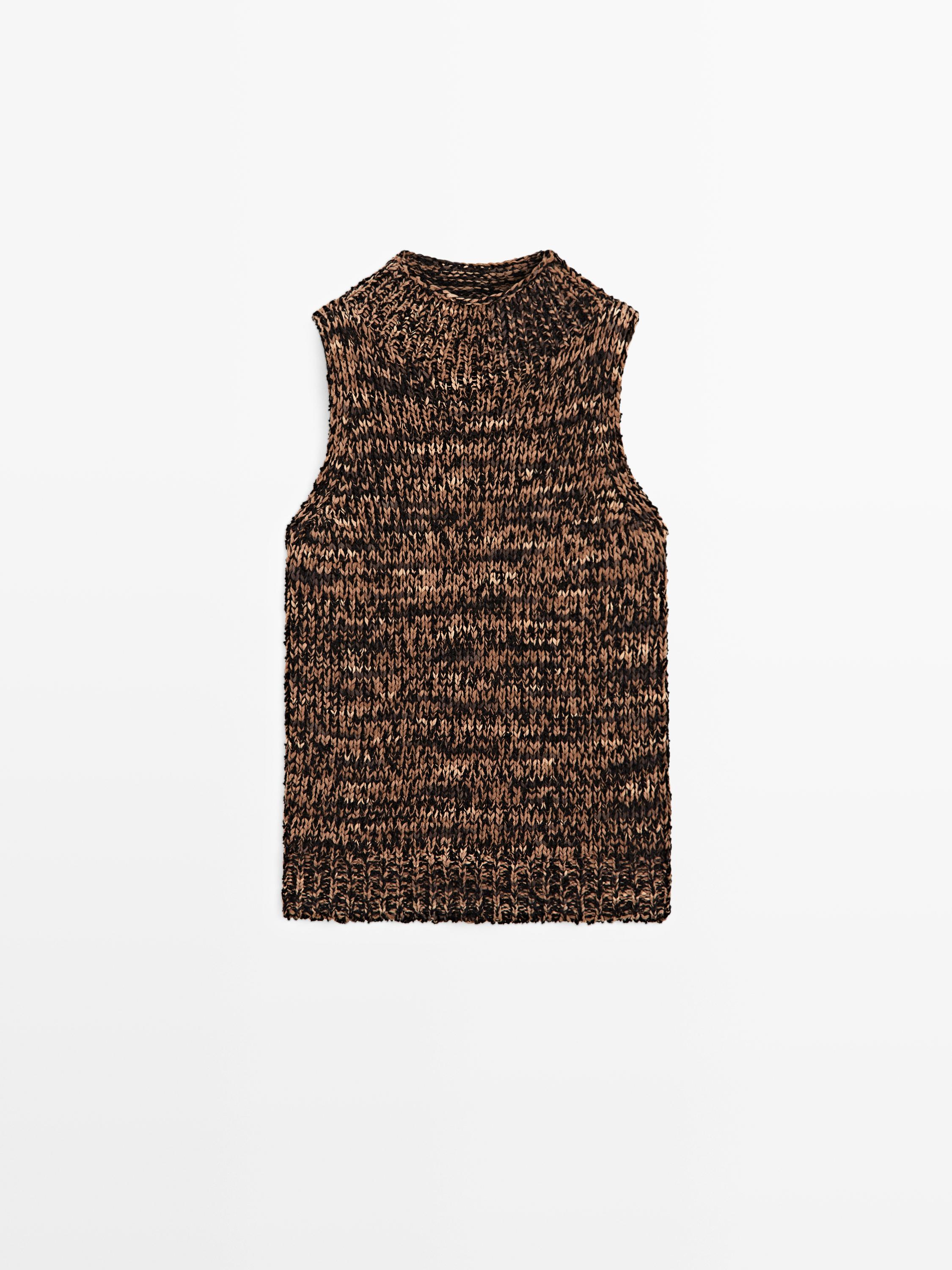 Vista frontal de top halter castanho mesclado sem mangas, gola alta e tecido de malha.