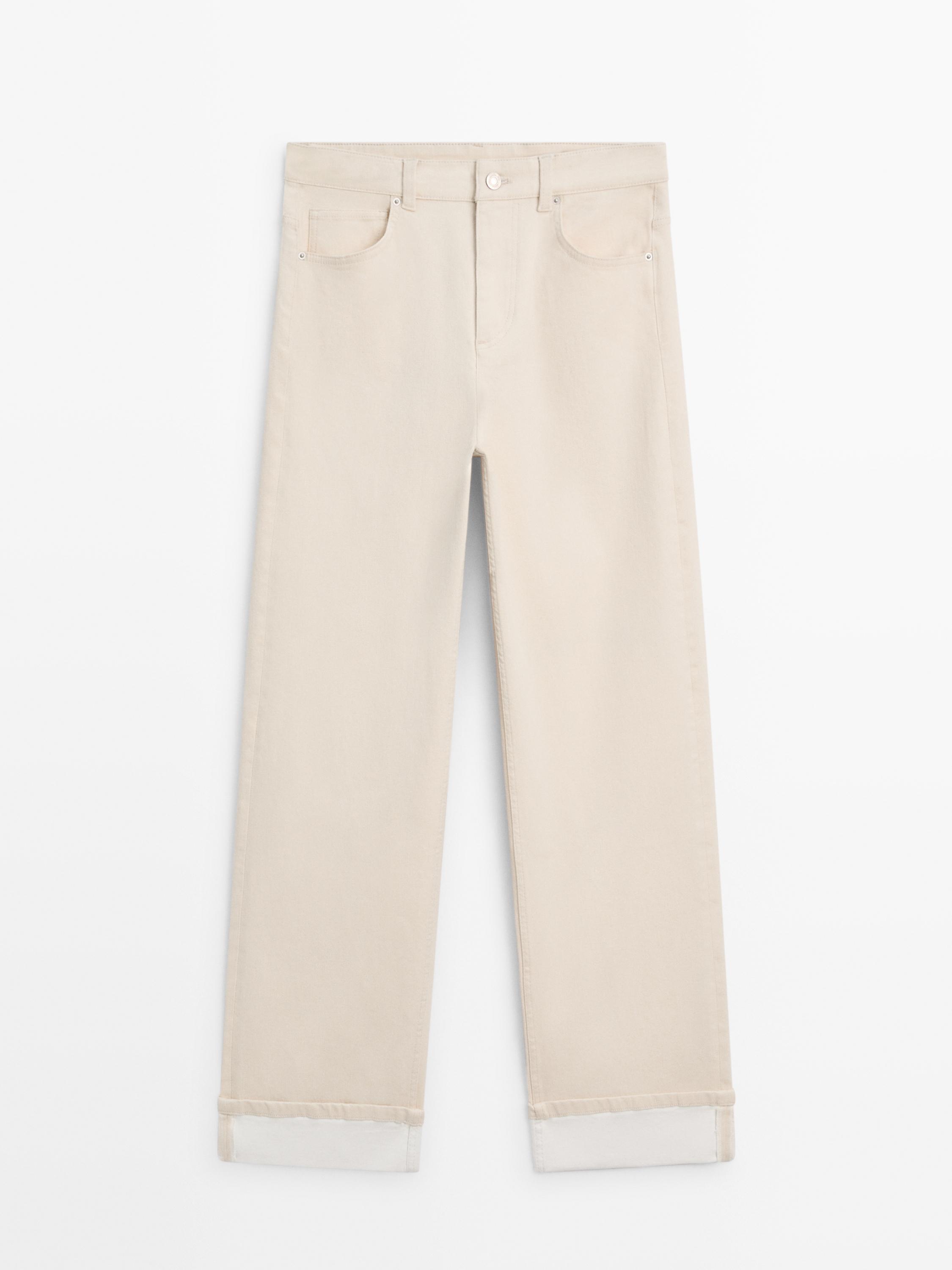 Μπροστινή όψη ακατέργαστου τζιν παντελονιού ίσιας γραμμής με γυριστό στρίφωμα και μπροστινές τσέπες.