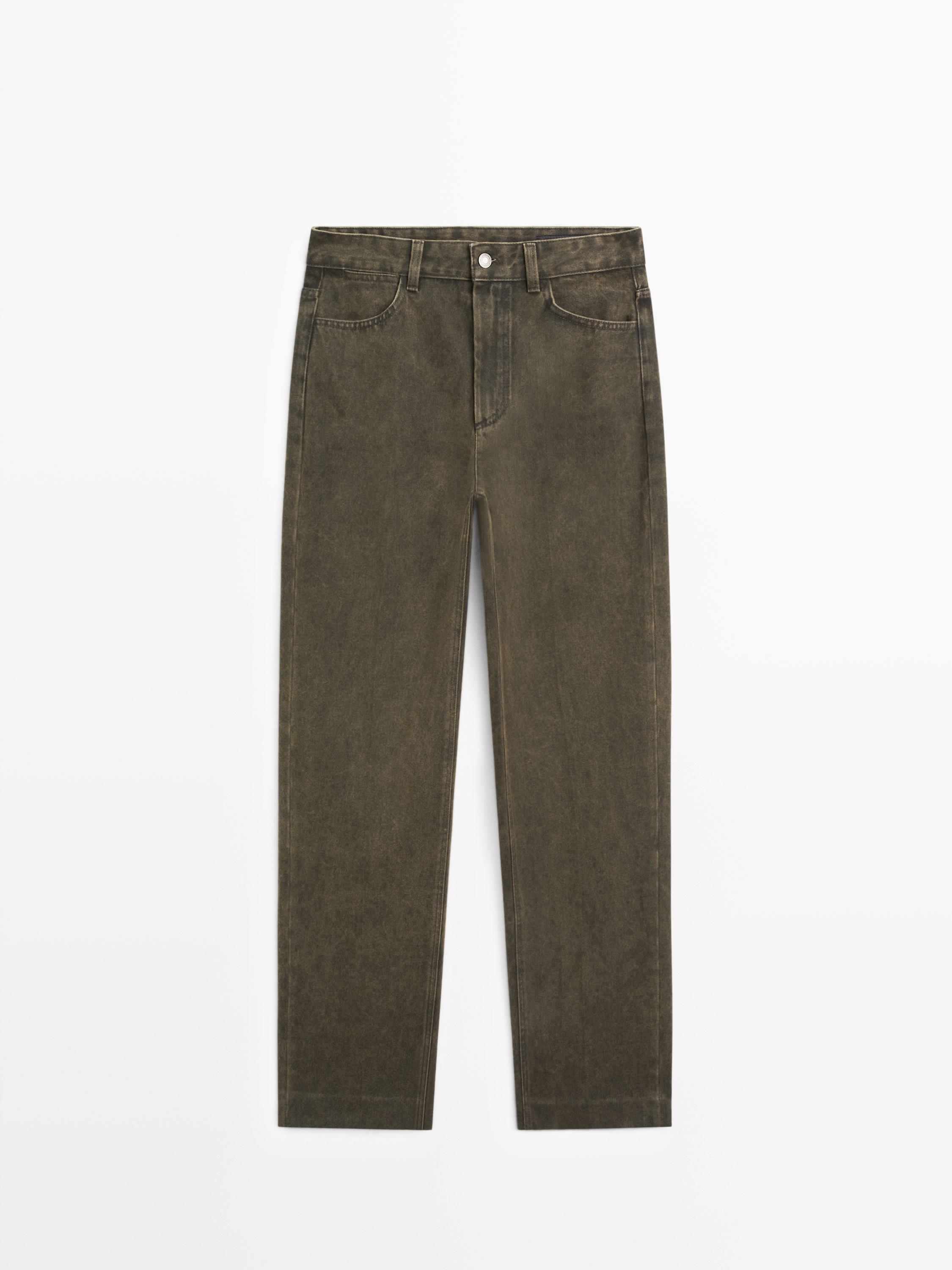 Vue frontale de pantalon vert foncé, coupe balloon fit, taille mi-haute, avec poches avant et arrière.